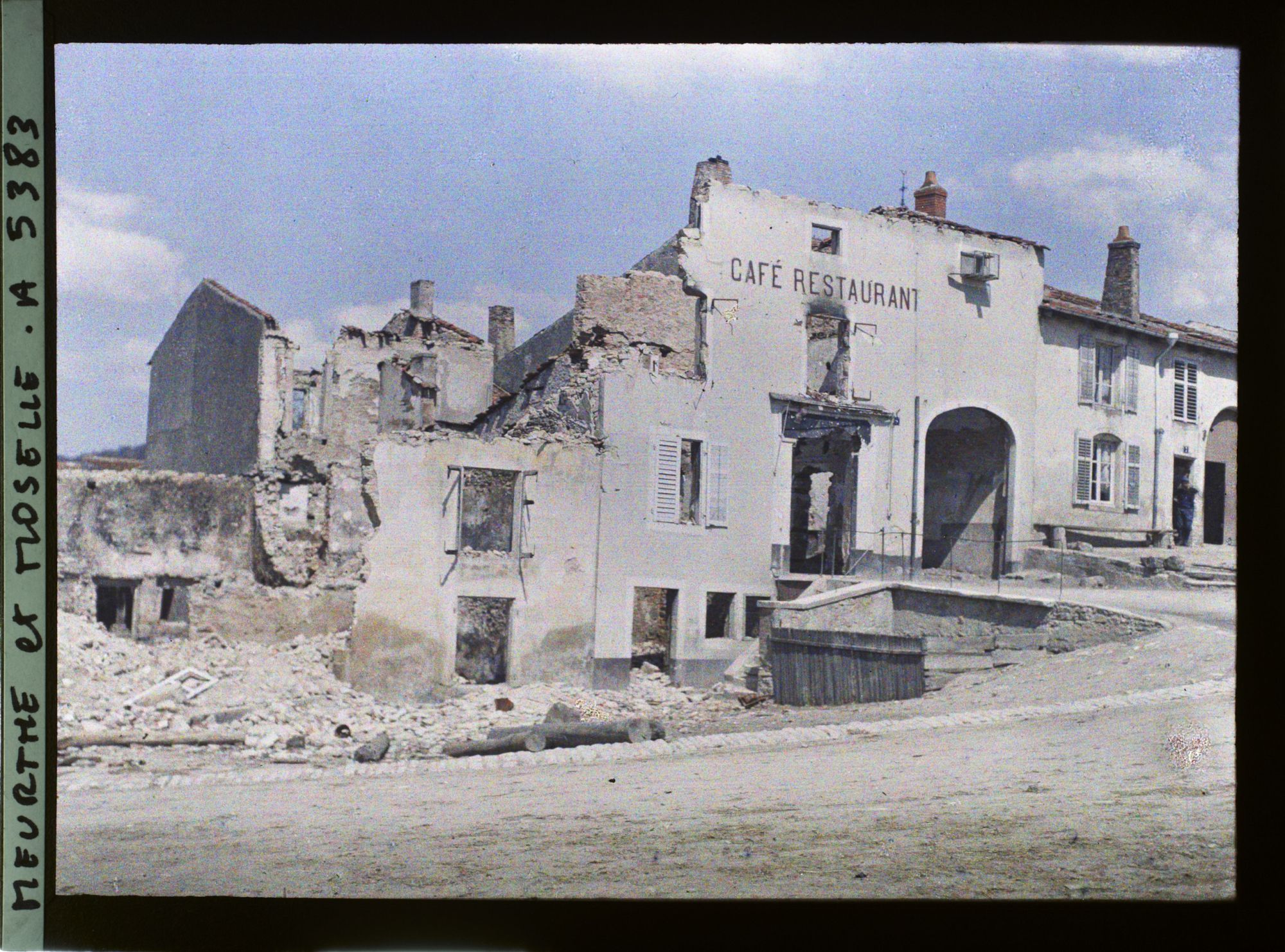 Image représentant France, Crévic, La place : Café Restaurant