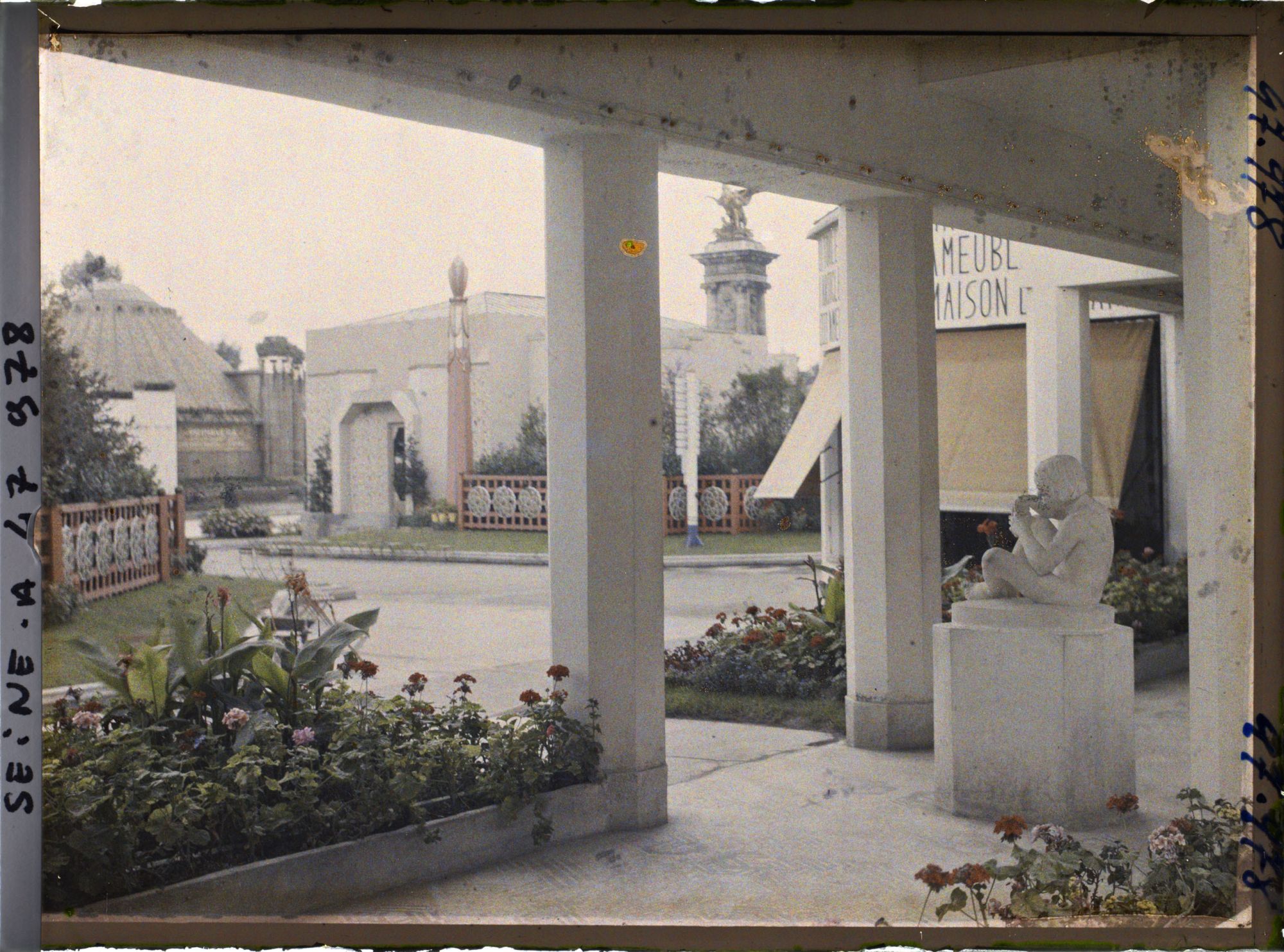 Image représentant L'Exposition des arts décoratifs, Galerie des magasins de la place Clichy, sur l'esplanade des Invalides