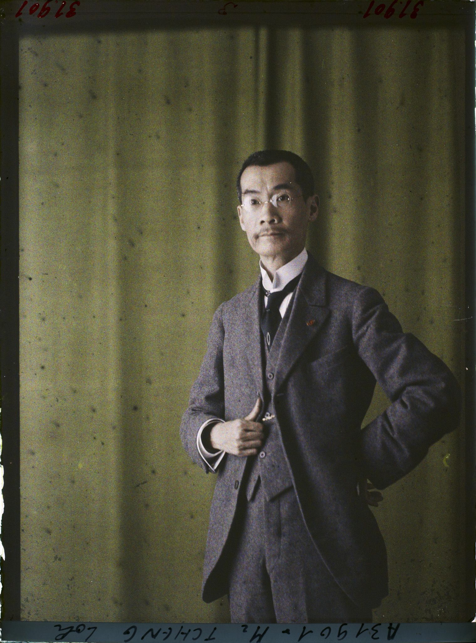 Image représentant Le ministre  https://musee-albert-kahn.s-museum.fr/home/NWQ2OTAwYzNmYjZlZTk1ZWQwODJmMjY4L2dlbmVyaWMtbm90aWNlLXRhYi9hdXRob3JpdHkvNjE3YTc5ZjVjZjhiODk2OGIzMzM3ZDIx/5d6900c3fb6ee95ed082f268/generic-notice-tab/authority/617a79eacf8b8968b333657e Tcheng Loh