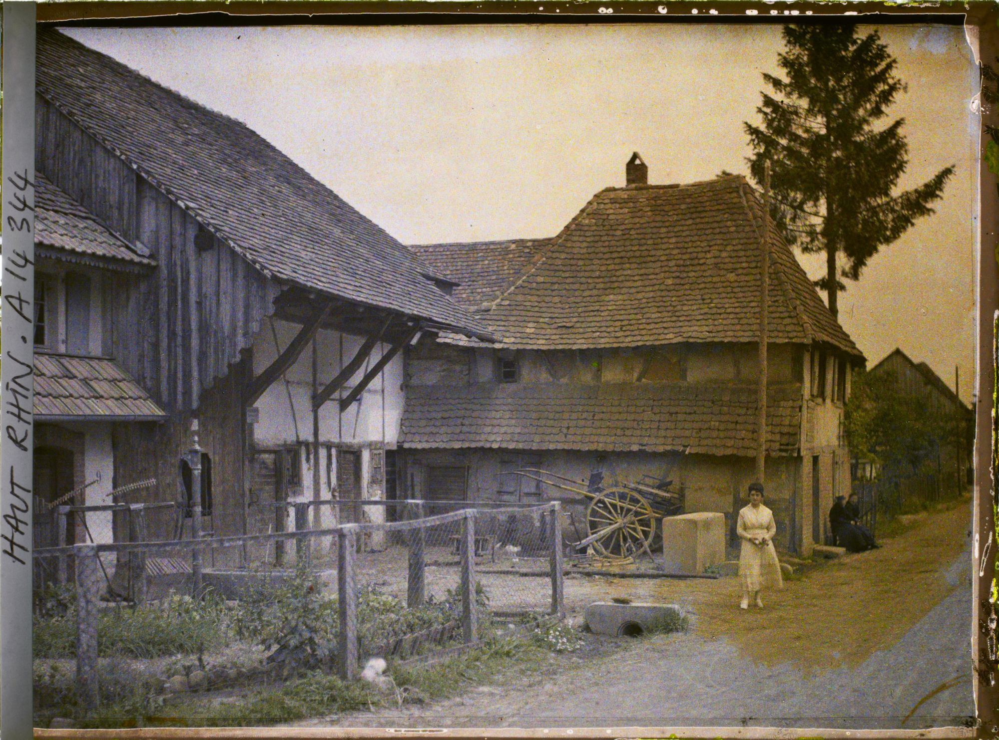 Image représentant Alsace, Sentheim, Soppe-le-bas. Une maison à l'entrée du village avec son écurie et une autre maison à l'angle droit