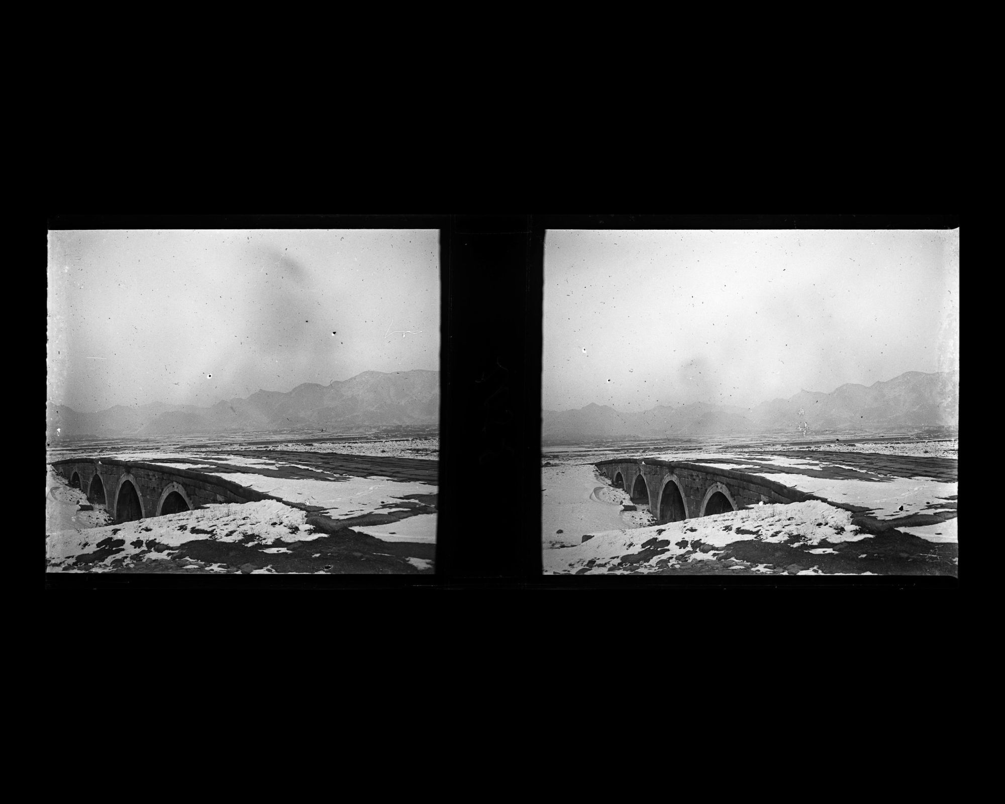 Image représentant Ming Shisanling ("Treize Tombeaux des Ming"). Shendao ("voie de l'Ame"). Le pont situé à 1,2 km au nord de Longfengmen ("porte du Dragon et du Phénix")