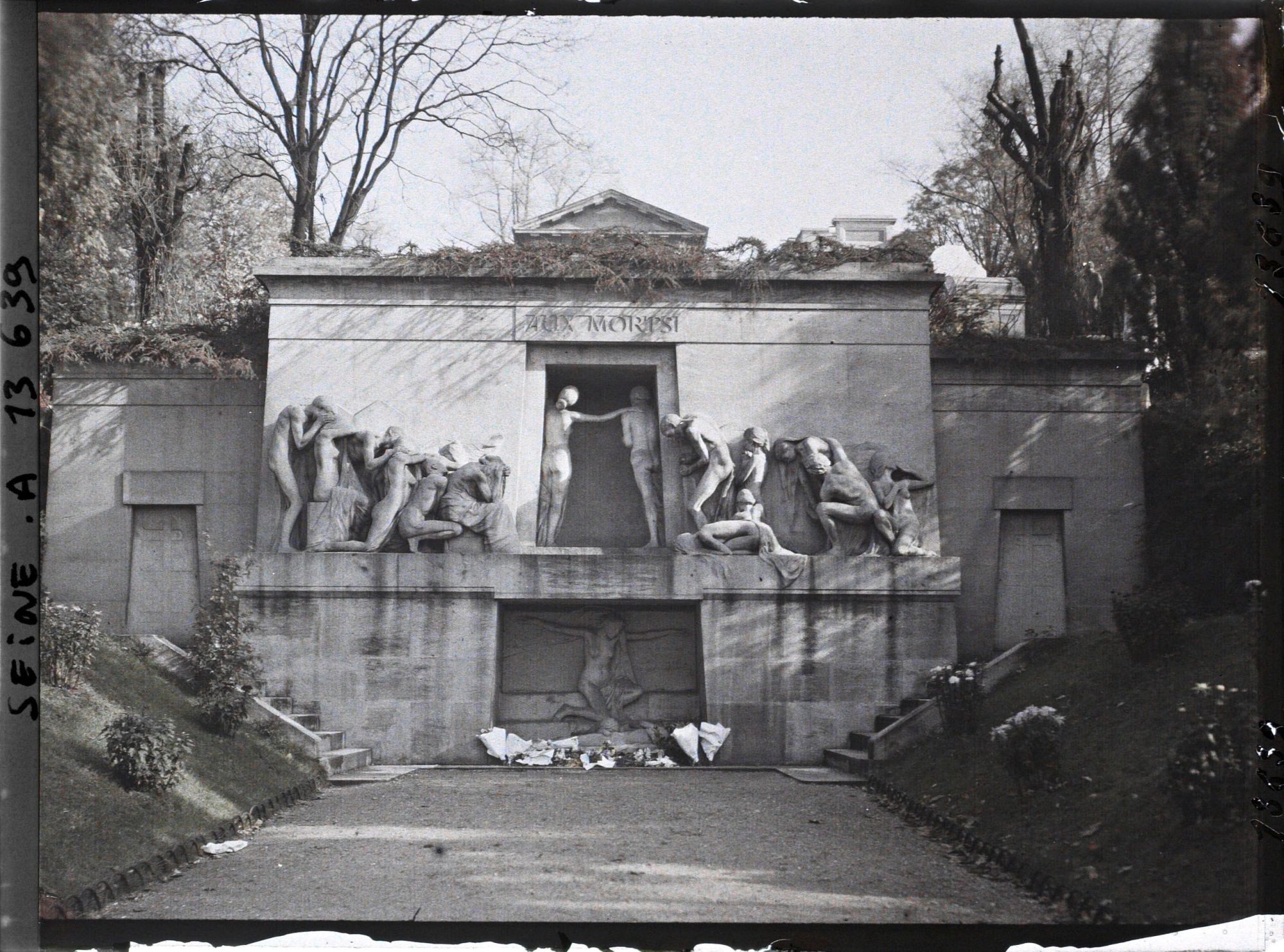 Image représentant Le monument aux morts du cimetière du Père-Lachaise, d'Albert Bartholomé