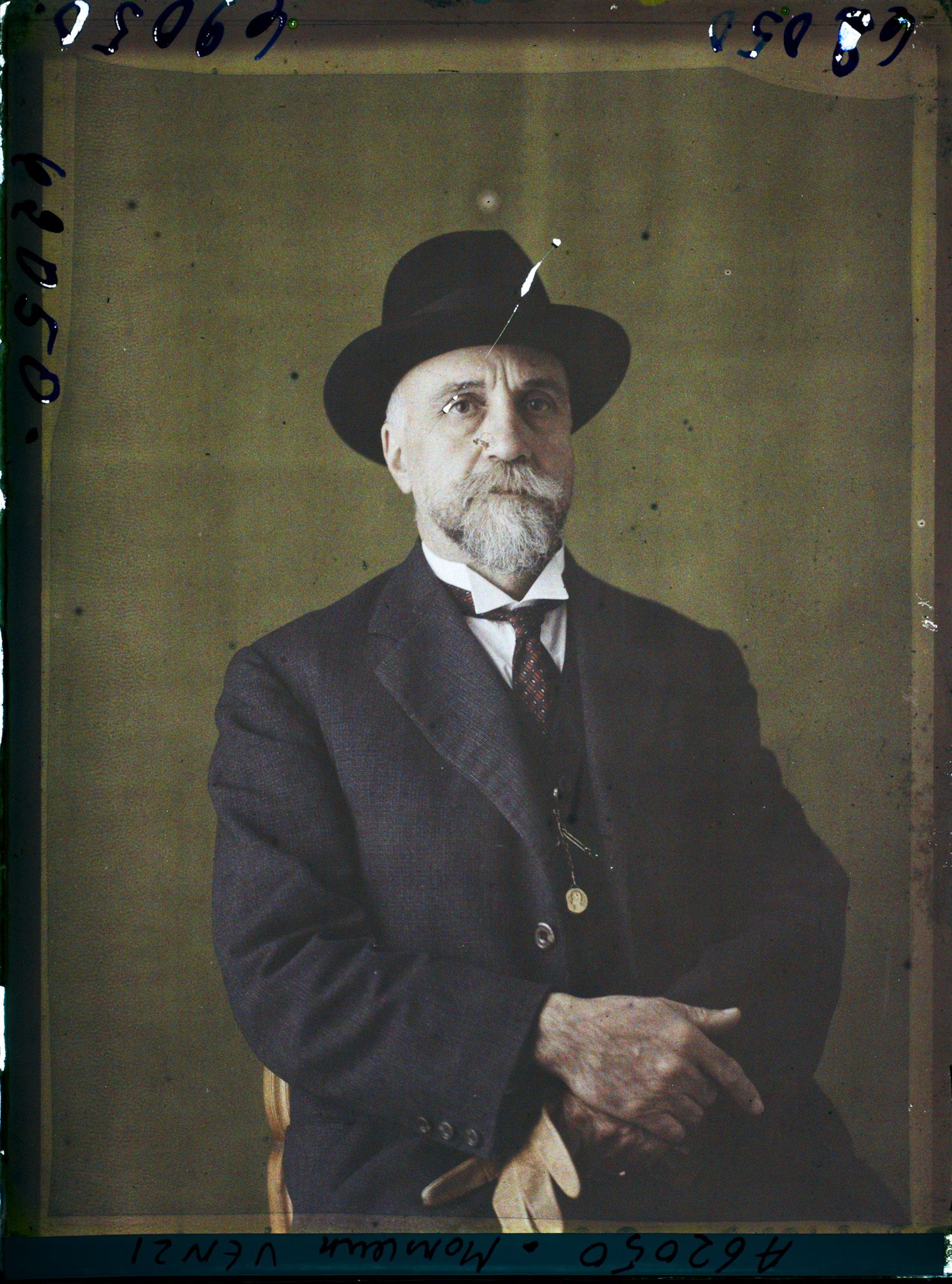 Image représentant https://musee-albert-kahn.s-museum.fr/home/NWQ2OTAwYzNmYjZlZTk1ZWQwODJmMjY4L2dlbmVyaWMtbm90aWNlLXRhYi9hdXRob3JpdHkvNjE3YTc5ZjVjZjhiODk2OGIzMzM3ZDIx/5d6900c3fb6ee95ed082f268/generic-notice-tab/authority/617a79ebcf8b8968b33379c5 Monsieur Venzi