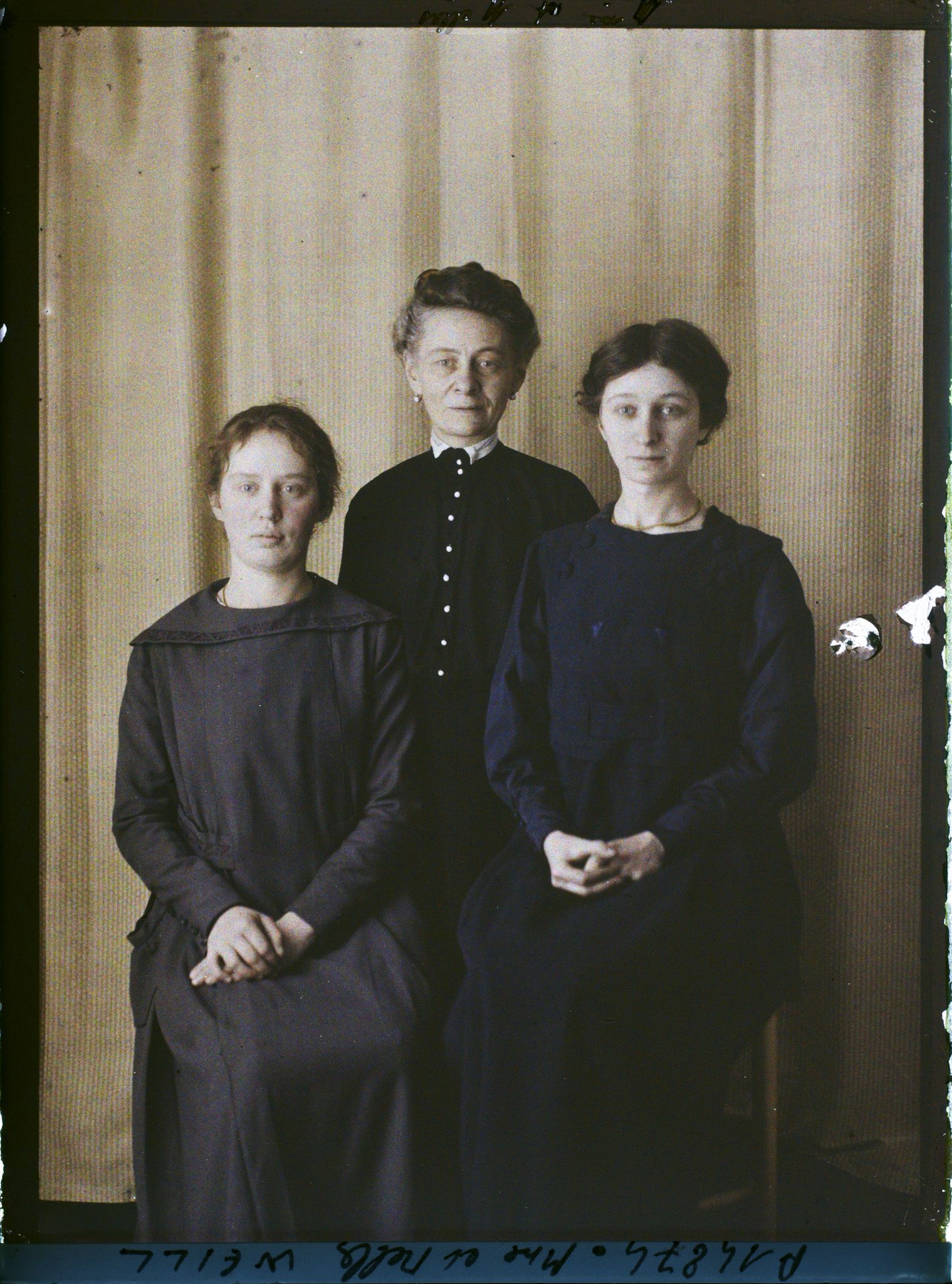 Image représentant Madame Weill et ses filles Germaine et Jeanne