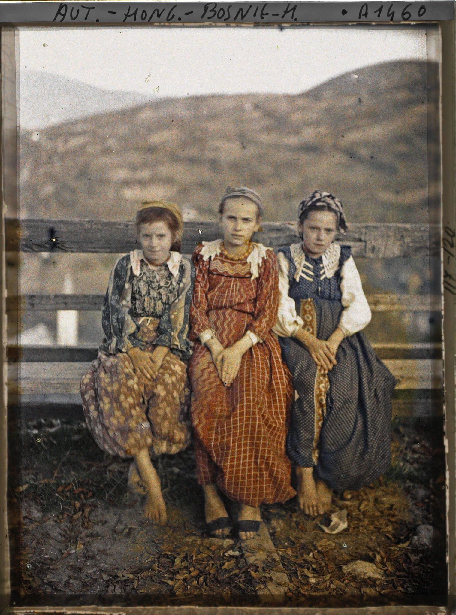 Image représentant Trois petites filles sur la terrasse à côté de Kastel [la forteresse]