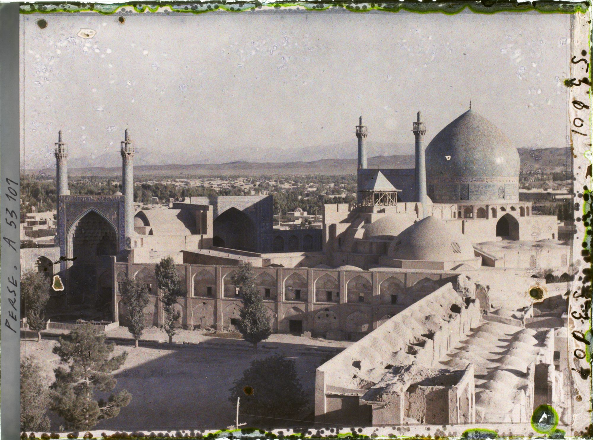 Image représentant La Masjid-i-Chah (mosquée du Chah), côté sud de la Meydan-i-Chah