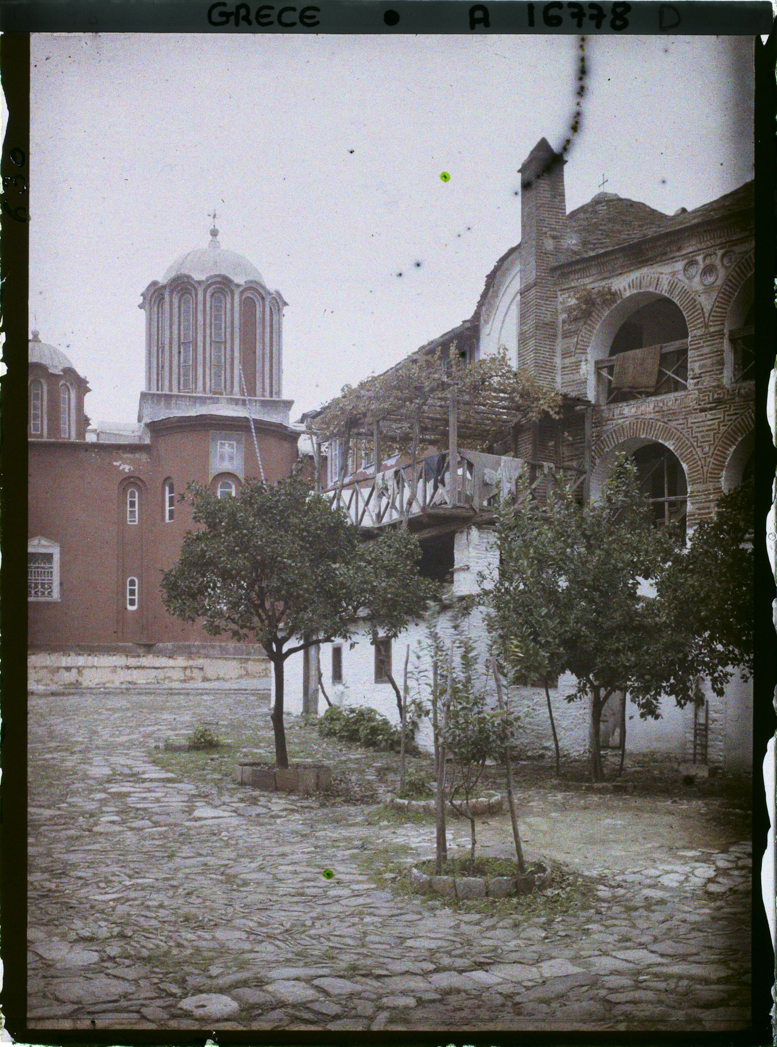 Image représentant Mont Athos, Pantokrator, Une partie de la Cour