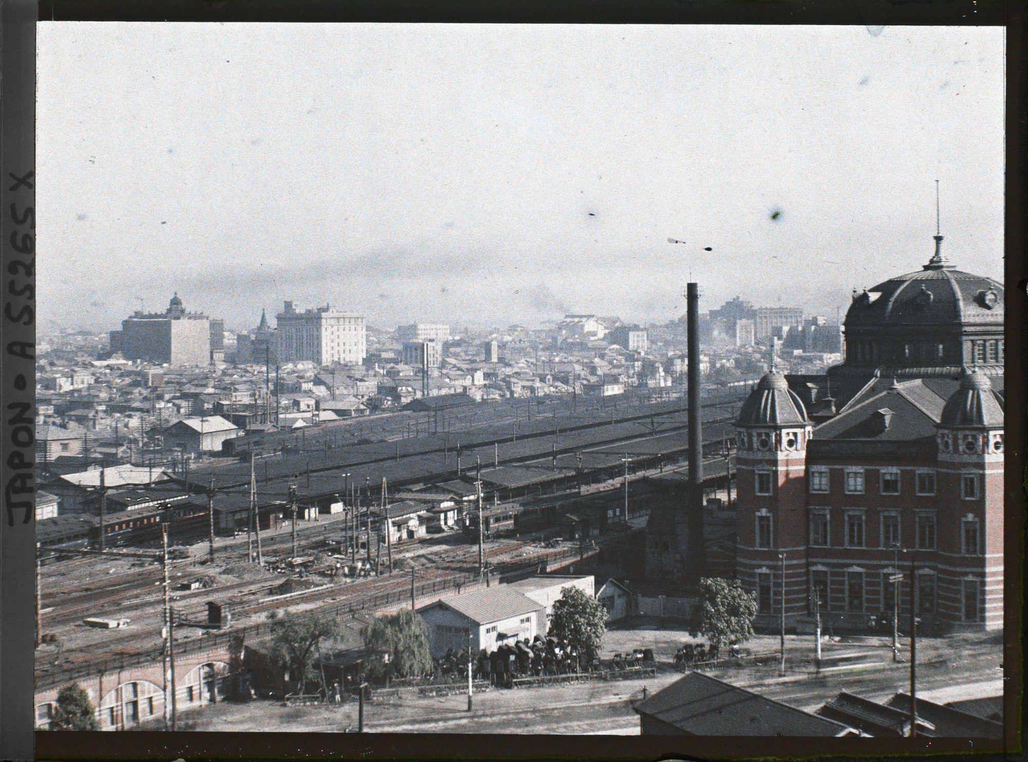 Image représentant L'angle nord de la gare centrale, panorama sur le sud est de la ville vers le quartier de Kiyobashi et Ginza