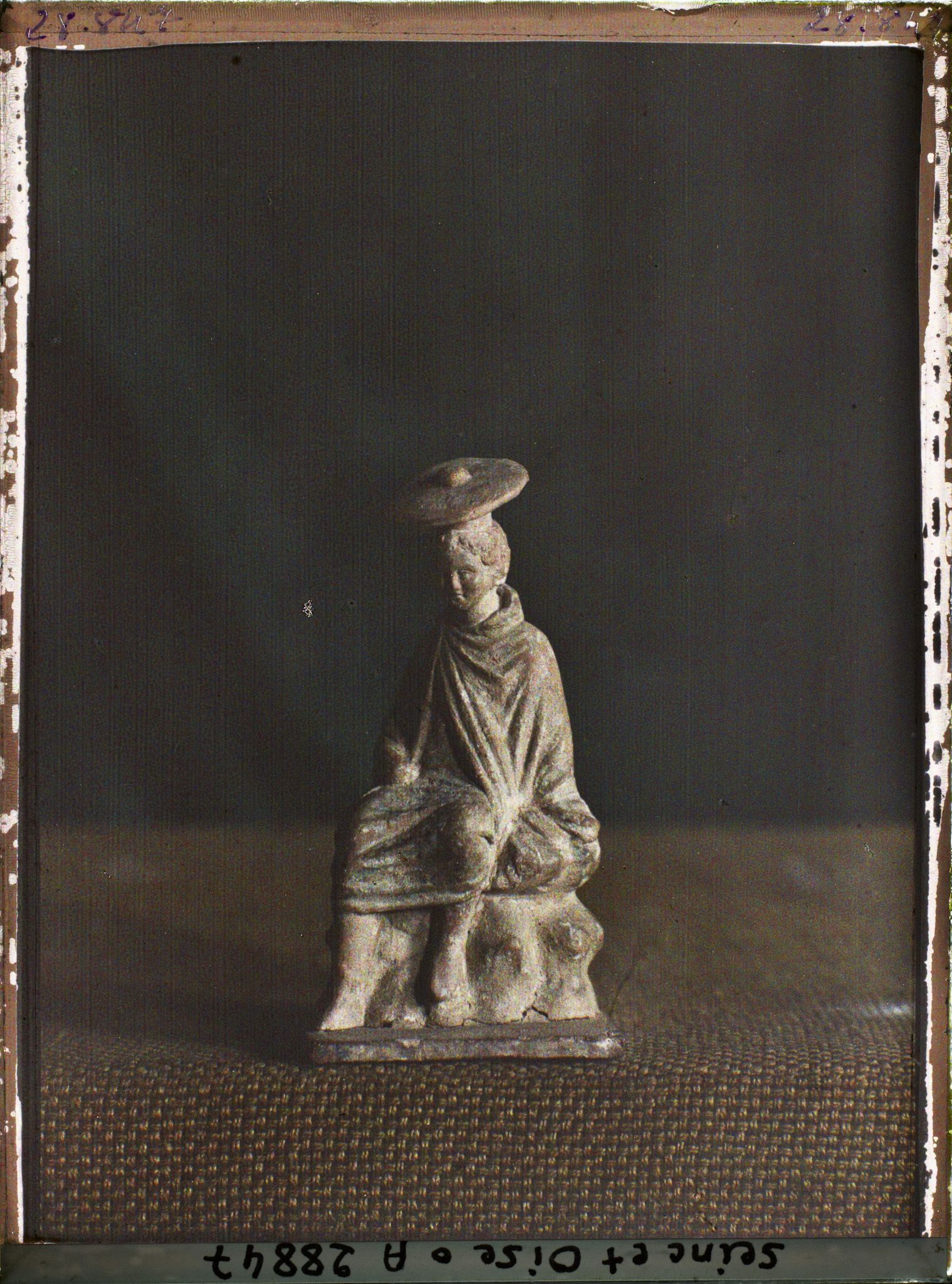 Image représentant Statuette de terre cuite appartenant aux collections de céramiques grecques du musée de Sèvres