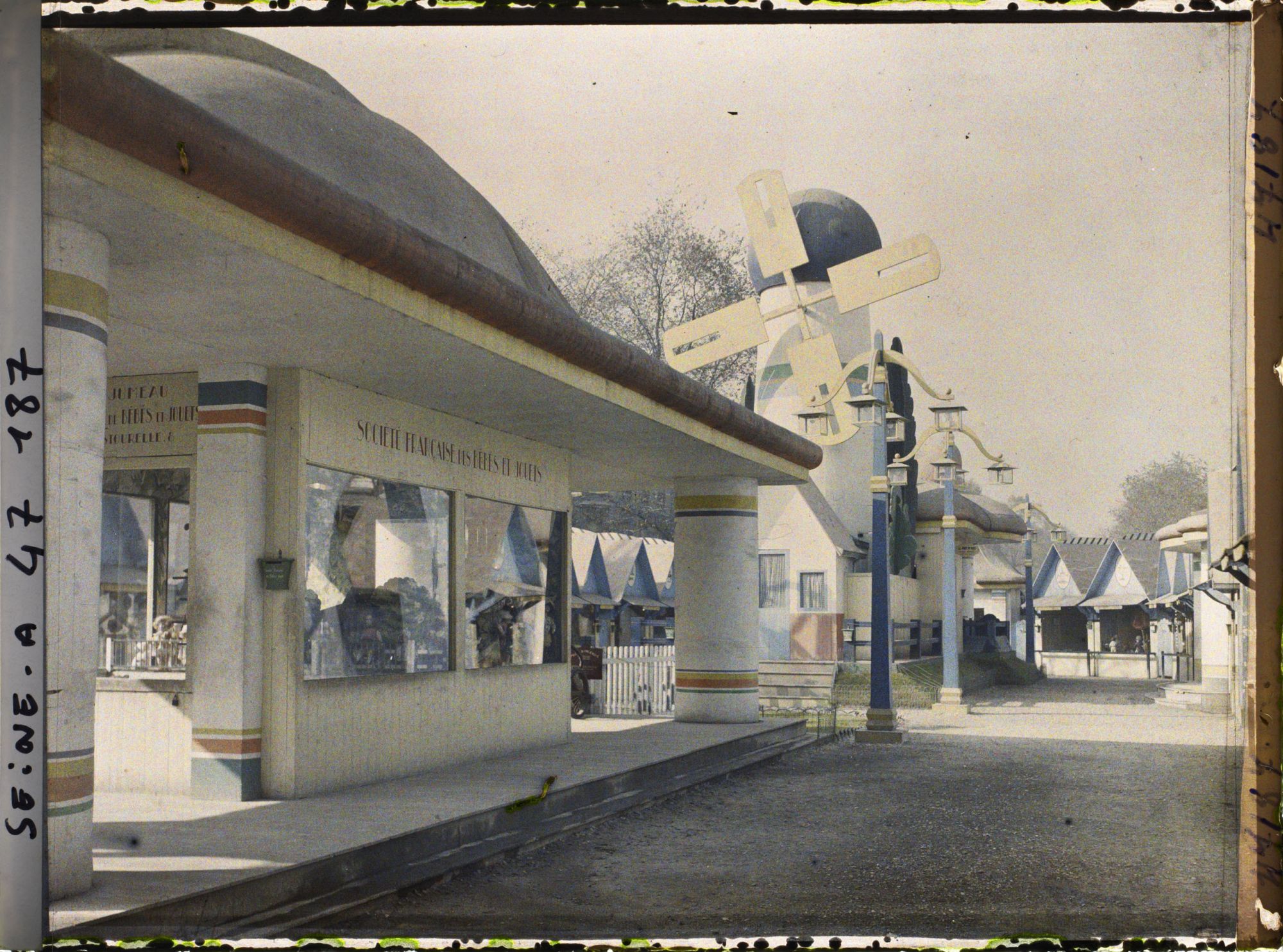 Image représentant L'Exposition des arts décoratifs, le Village du Jouet, quai d'Orsay