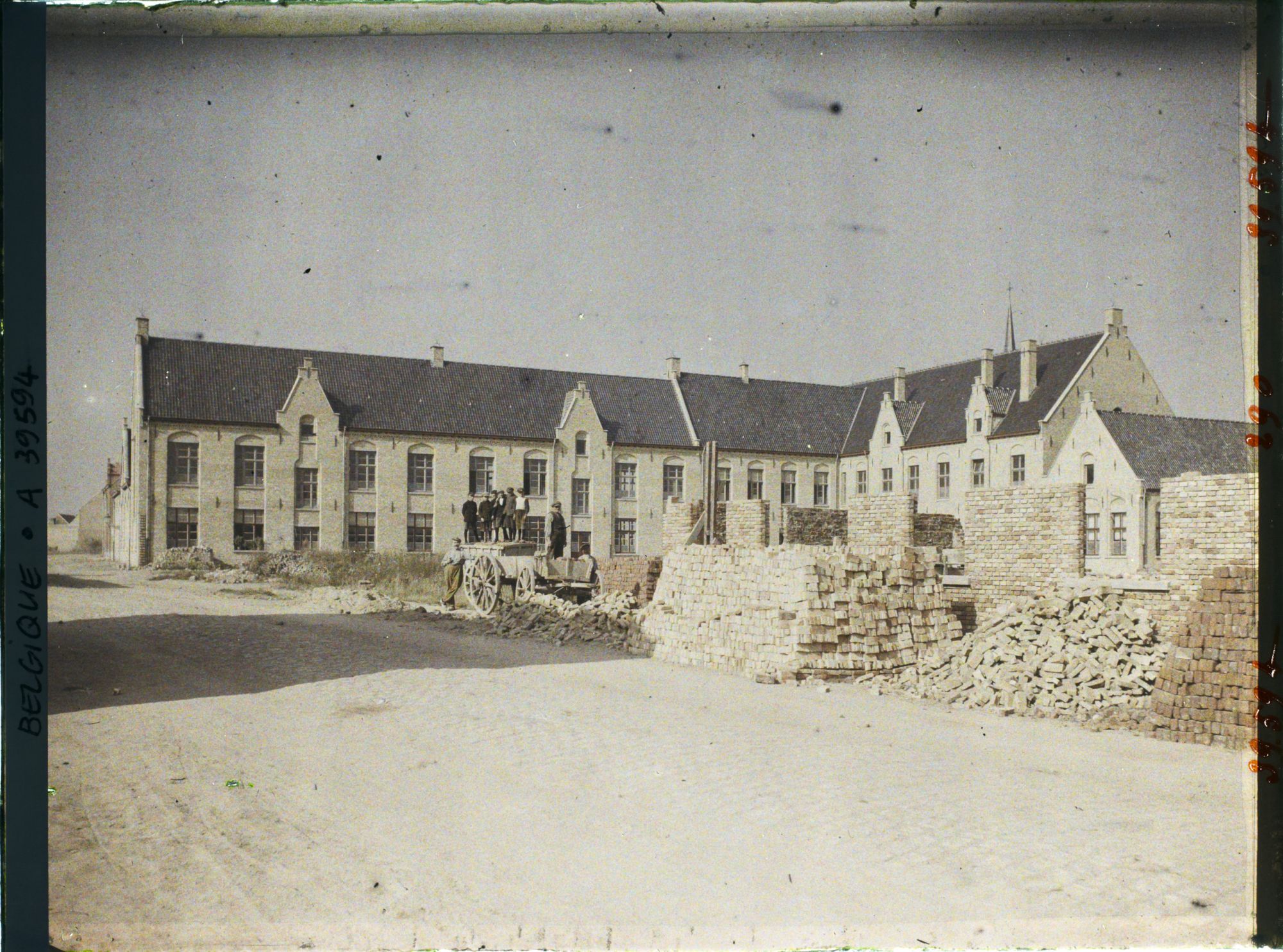 Image représentant Belgique, Zonnebeke, L'Hospice reconstruit.
