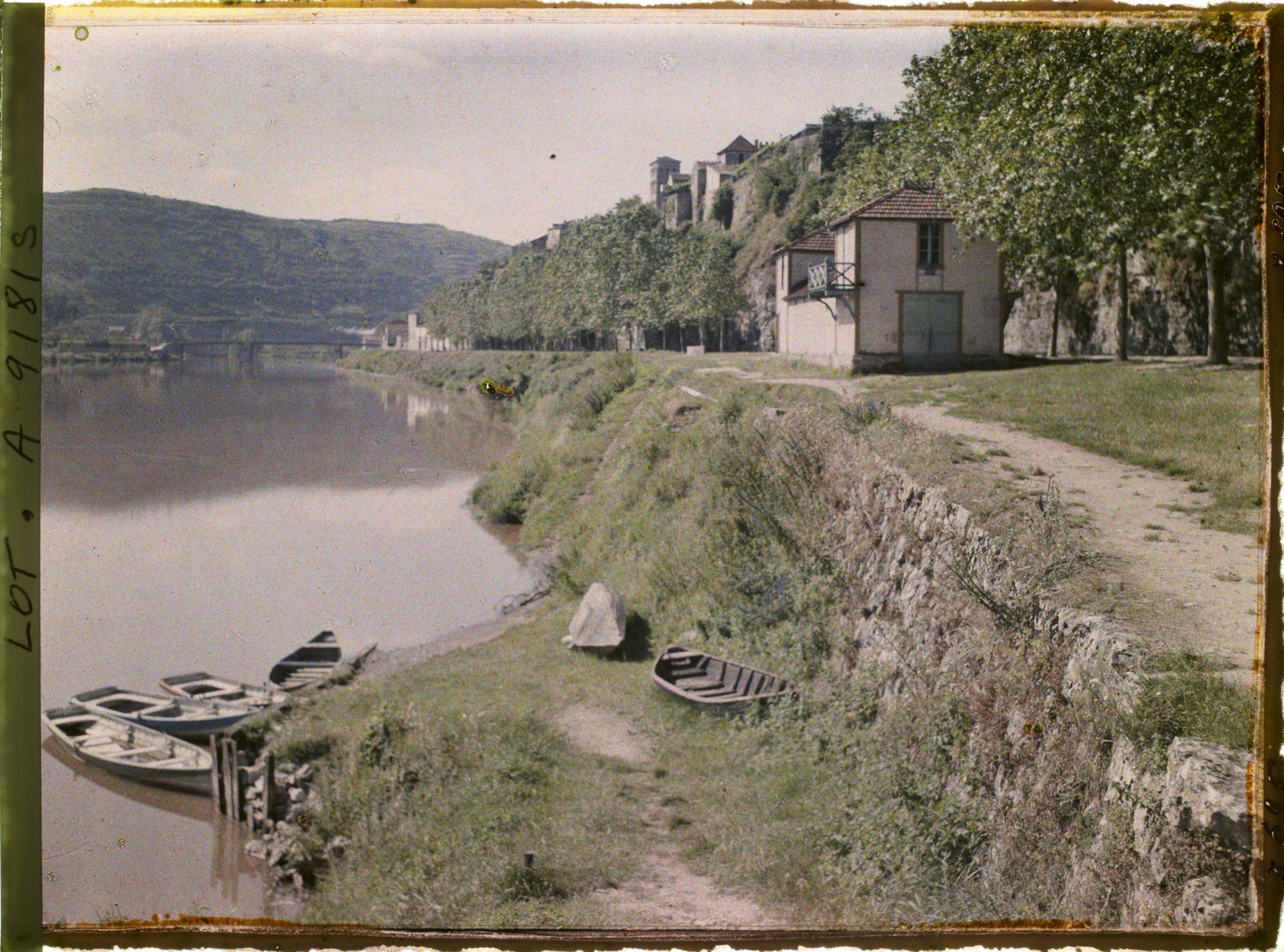 Image représentant France, Cahors, Bords du Lot devant Cahors vers l'aval