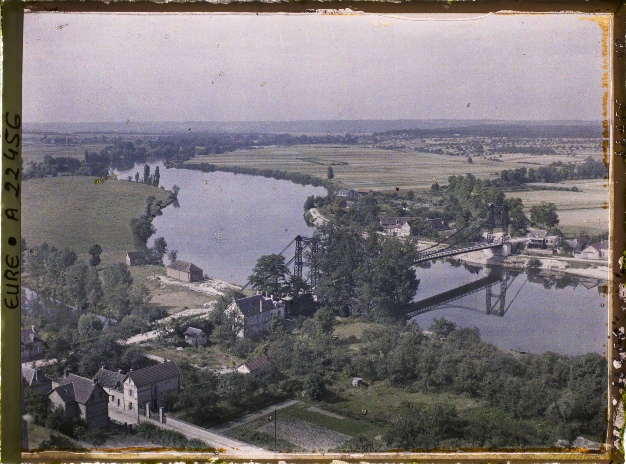 Image représentant La Seine vue du Château Gaillard vers l'amont et le pont suspendu
