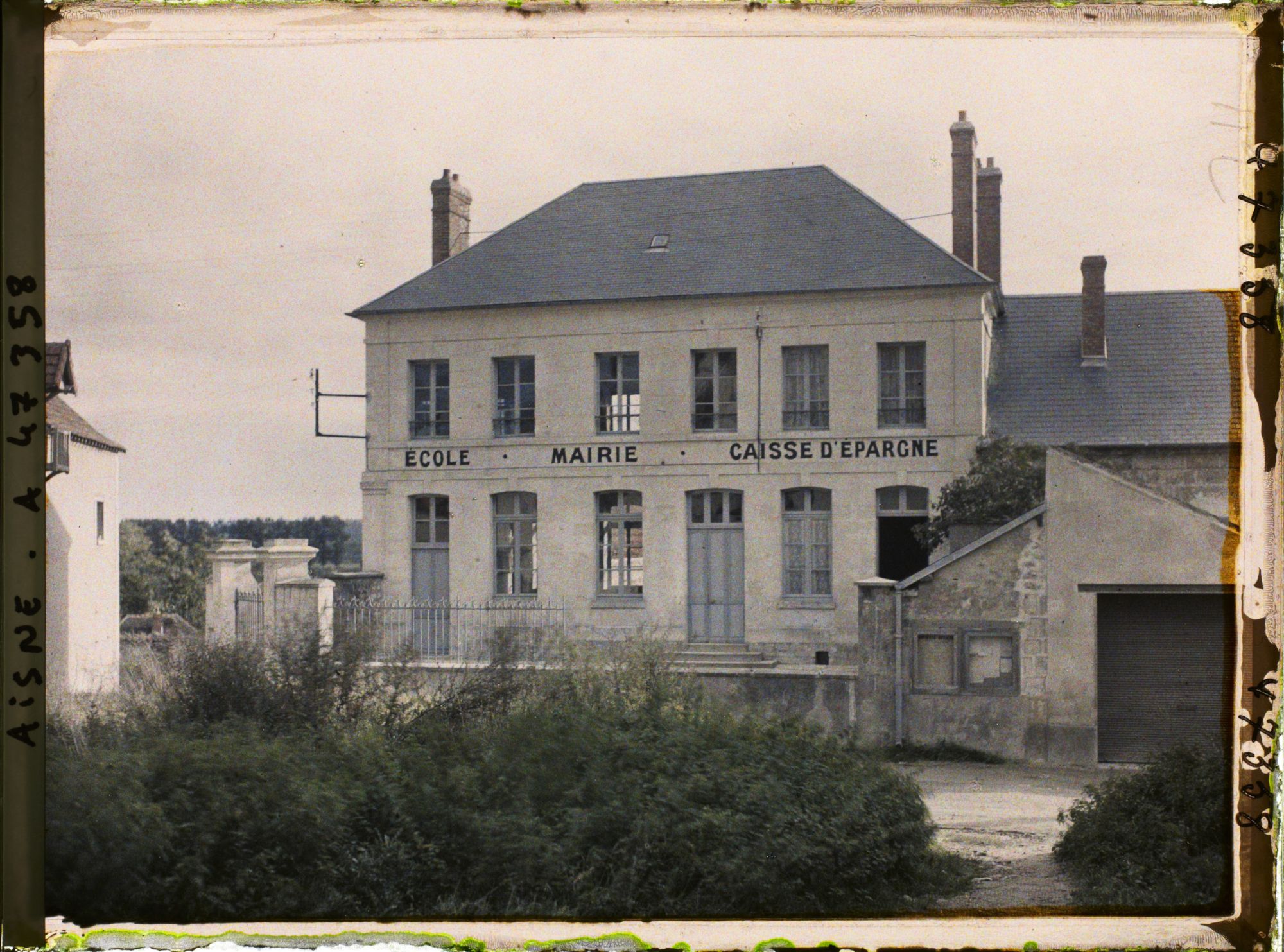Image représentant France, Bourg et Comin, Ecole, Mairie, Caisse d'Epargne refaites