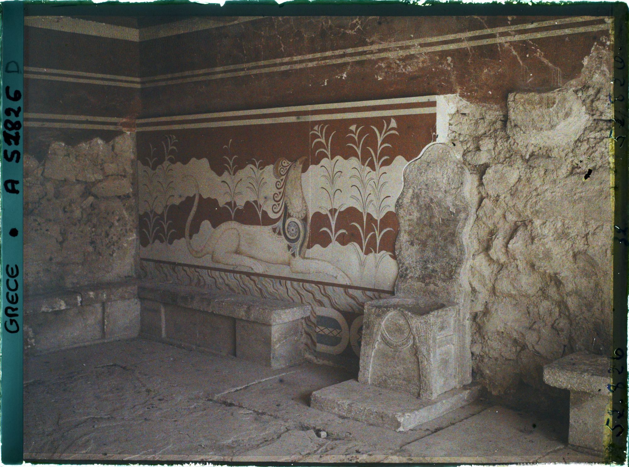 Image représentant Dans l'aile orientale du Palais, la salle du trône (siège d'albâtre et mûr orné d'un griffon)