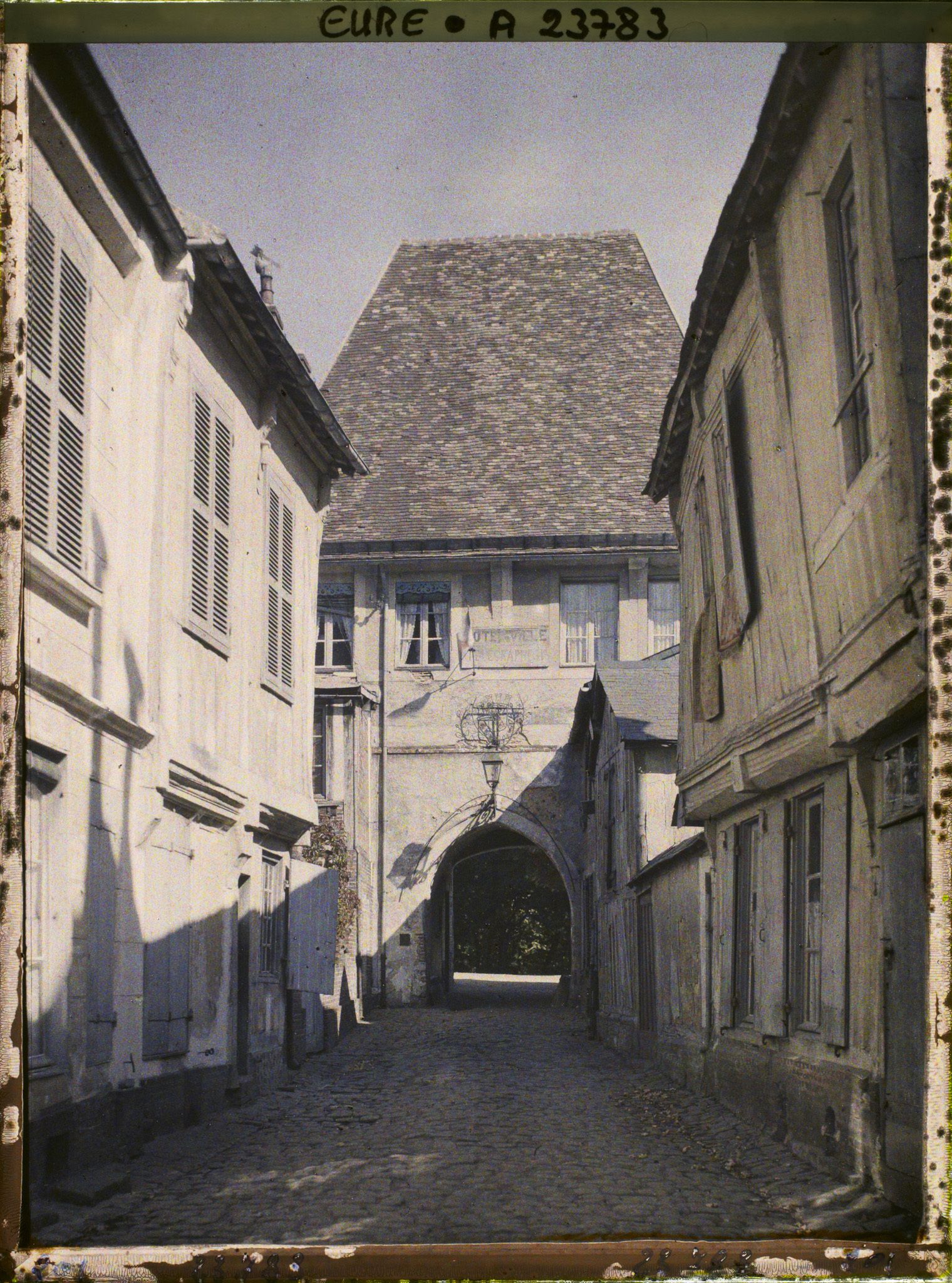 Image représentant L'entrée de l'Hôtel de Ville, vue de la rue Sainte-Foy