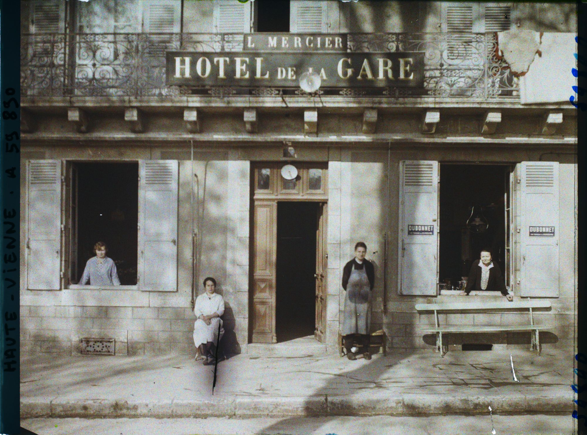Image représentant Femmes posant devant l'hôtel de la Gare, établissement L. Mercier