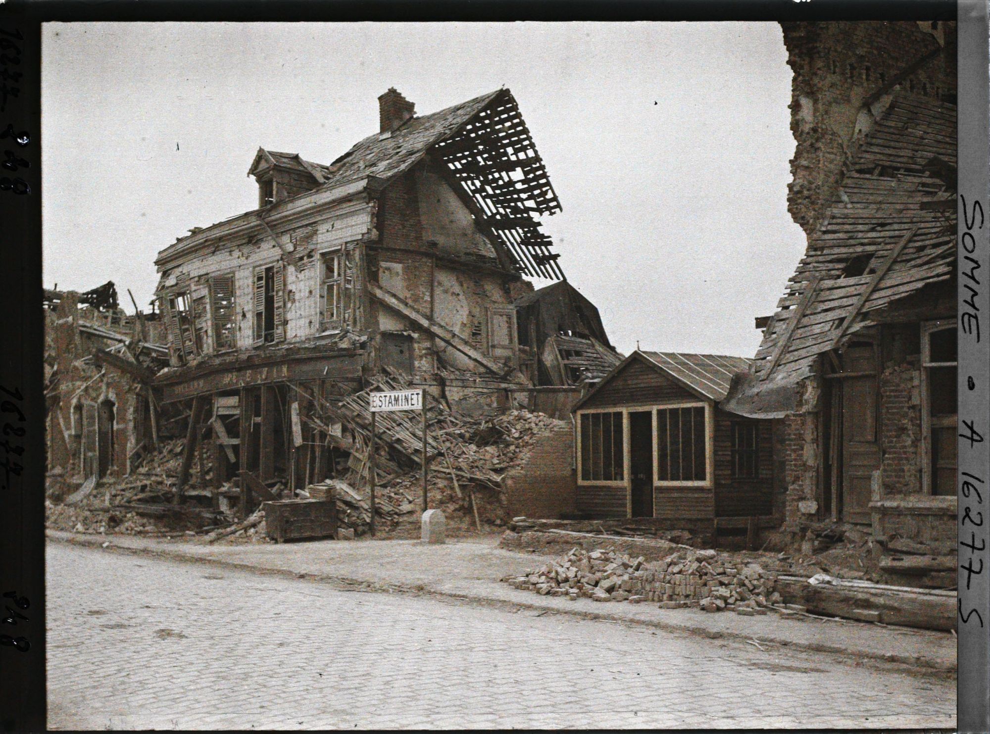 Image représentant France, Albert, L'Estaminet dans les ruines, route de Bapaume