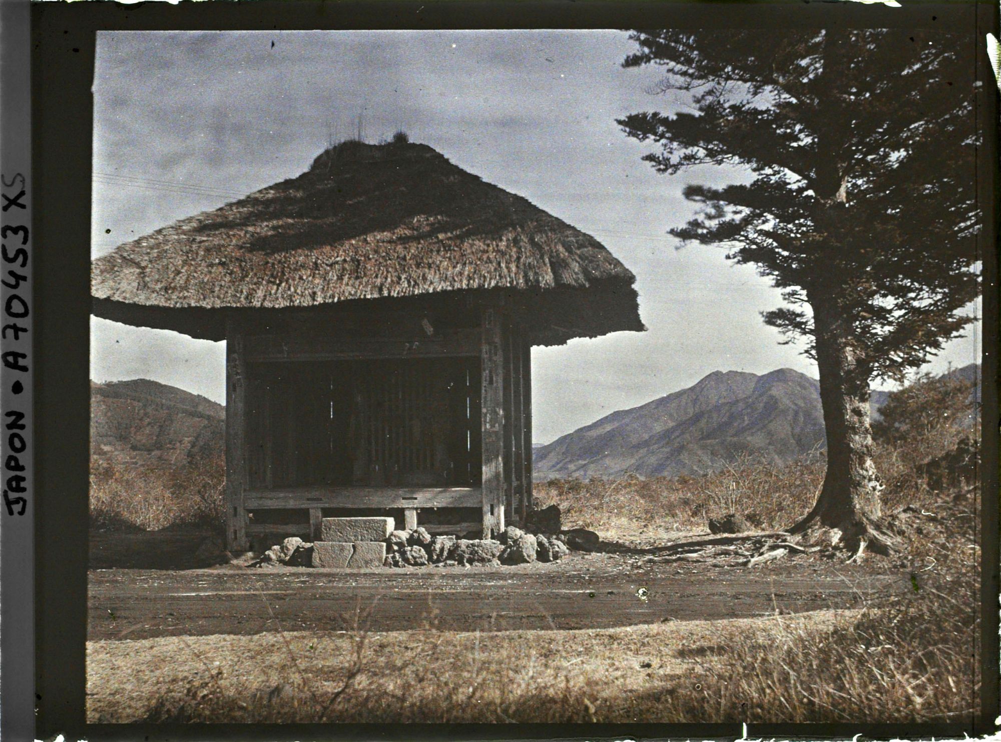 Image représentant Petit sanctuaire servant de halte aux pèlerins faisant l'ascension du Mont Fuji (Fuji-san)