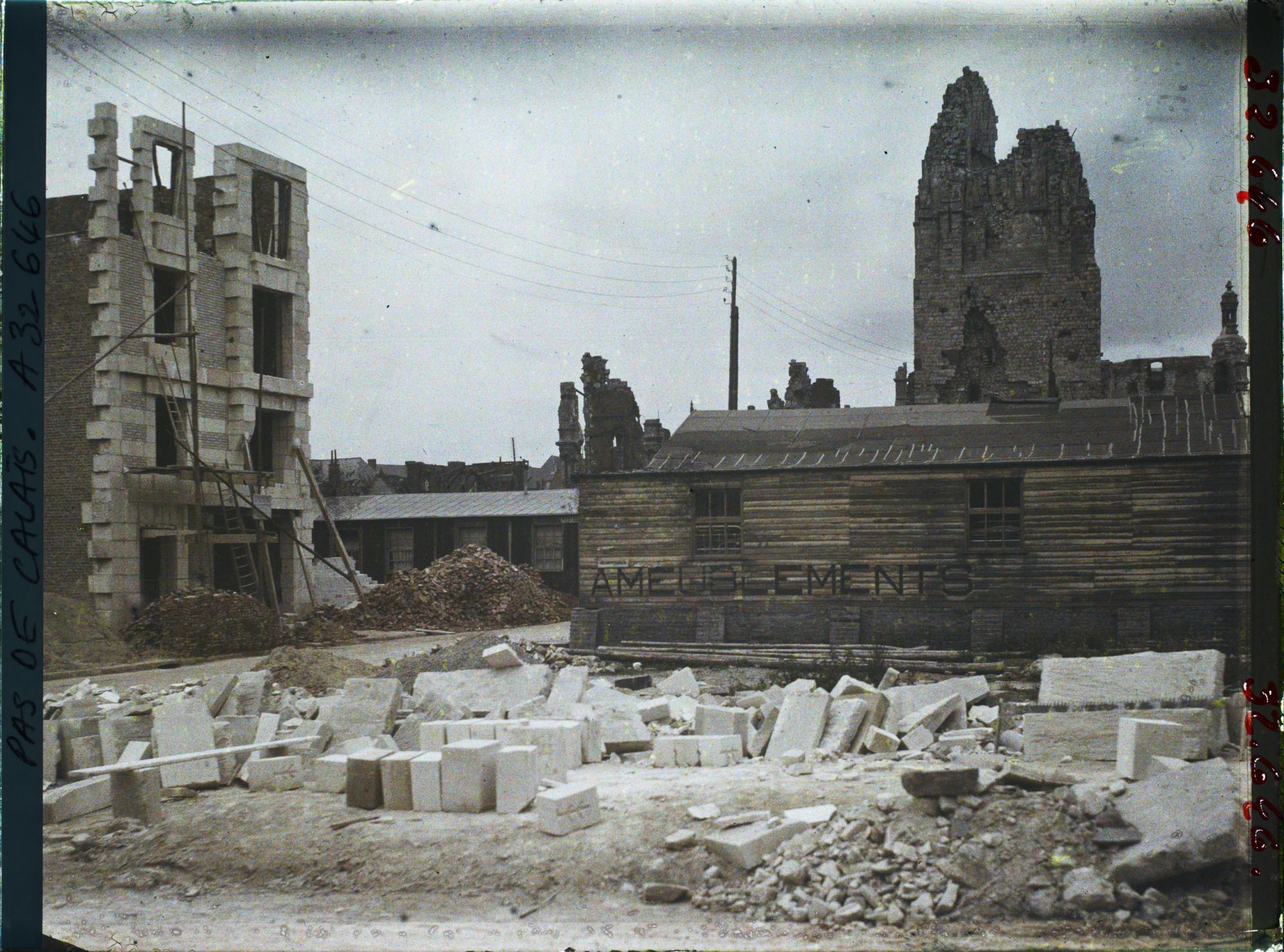 Image représentant France, Arras, Reconstructions rue St Gerié et ruines du Beffroi