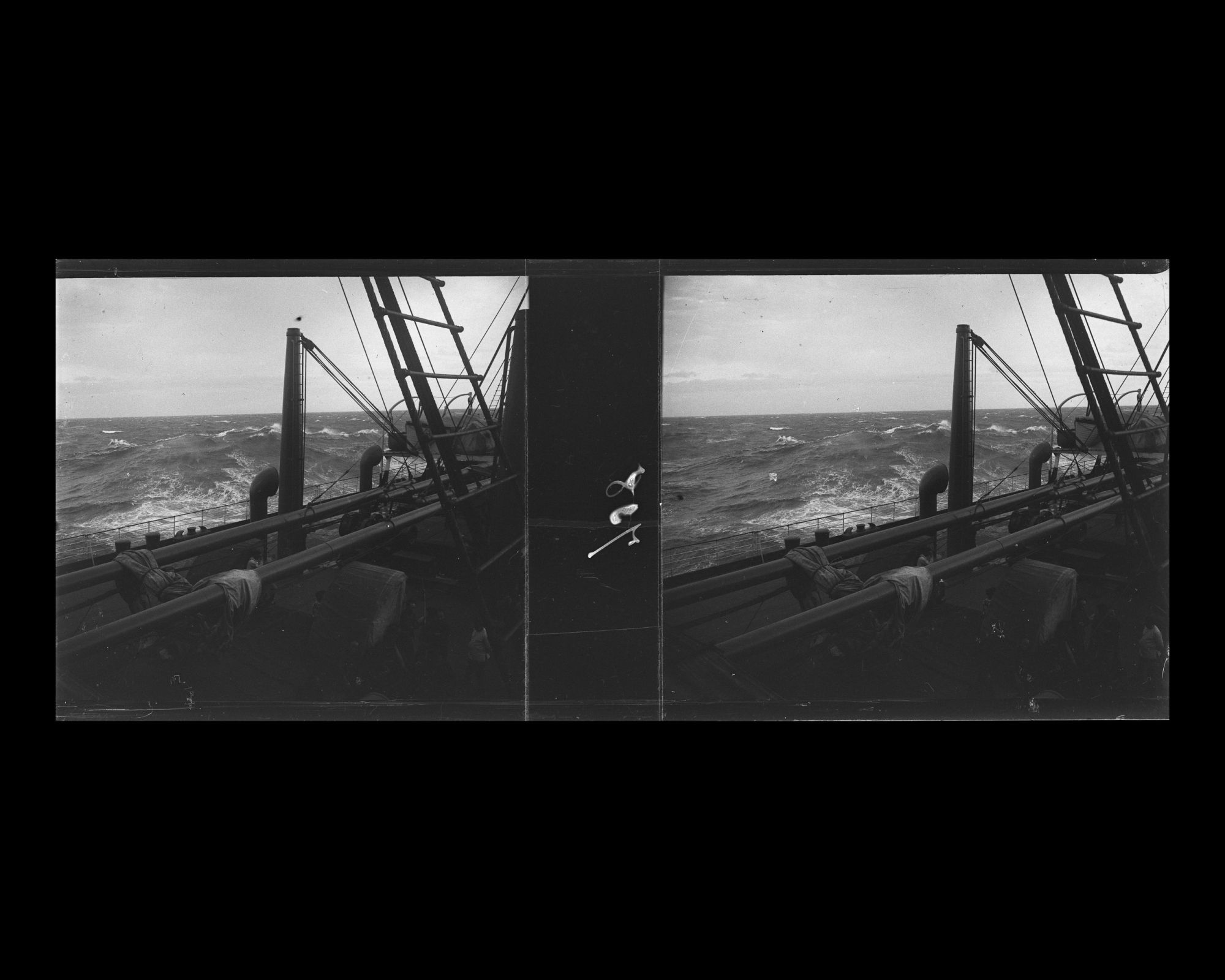 Image représentant La mer démontée vue depuis le pont arrière du navire