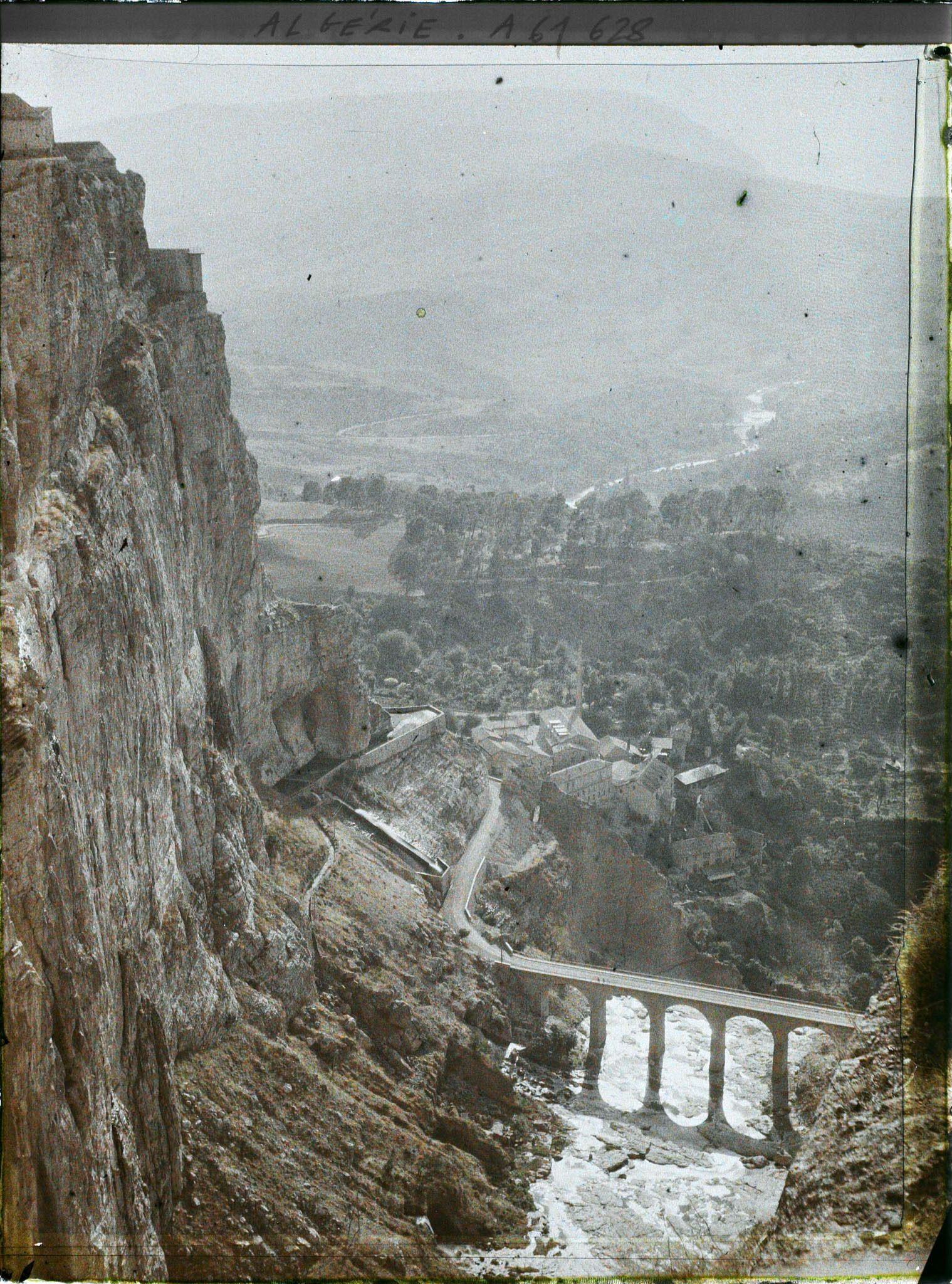 Image représentant Algérie, Constantine, Contre jour sur la Valllée du Rhumel à la sortie des gorges