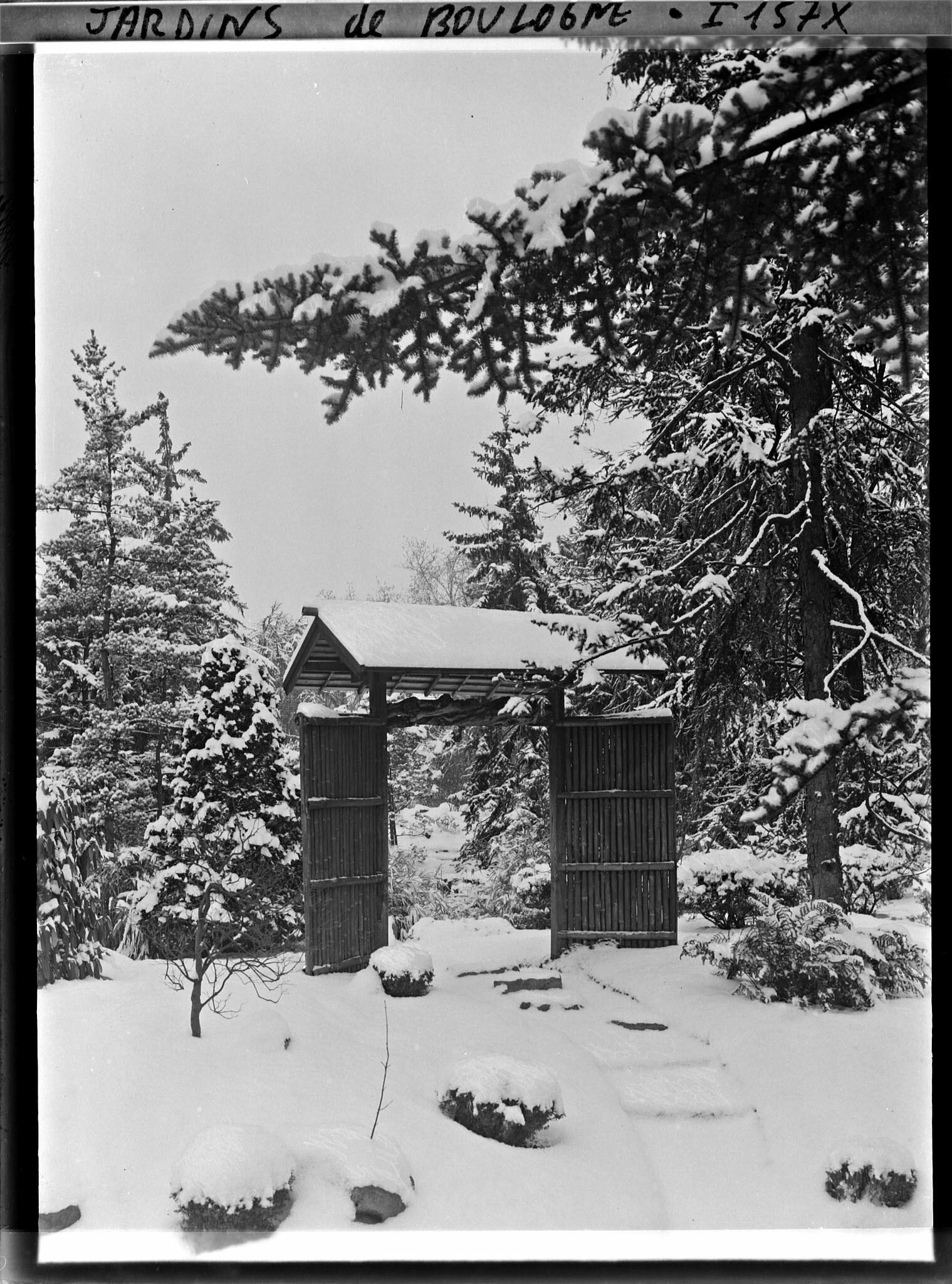Image représentant Porte du " village japonais " sous la neige, ouvrant sur le paysage du " sanctuaire japonais "