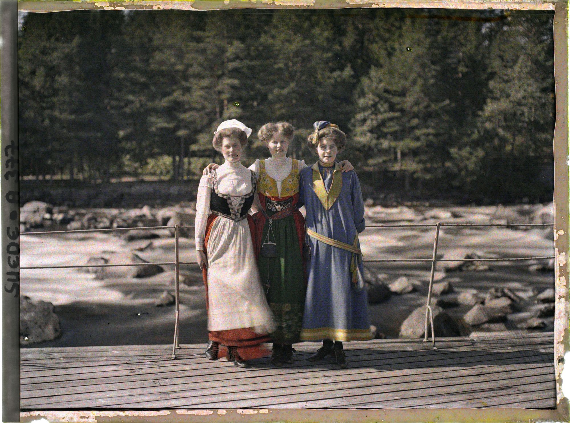 Image représentant Trois femmes en costumes folkloriques, inspirés de tenues traditionnelles
