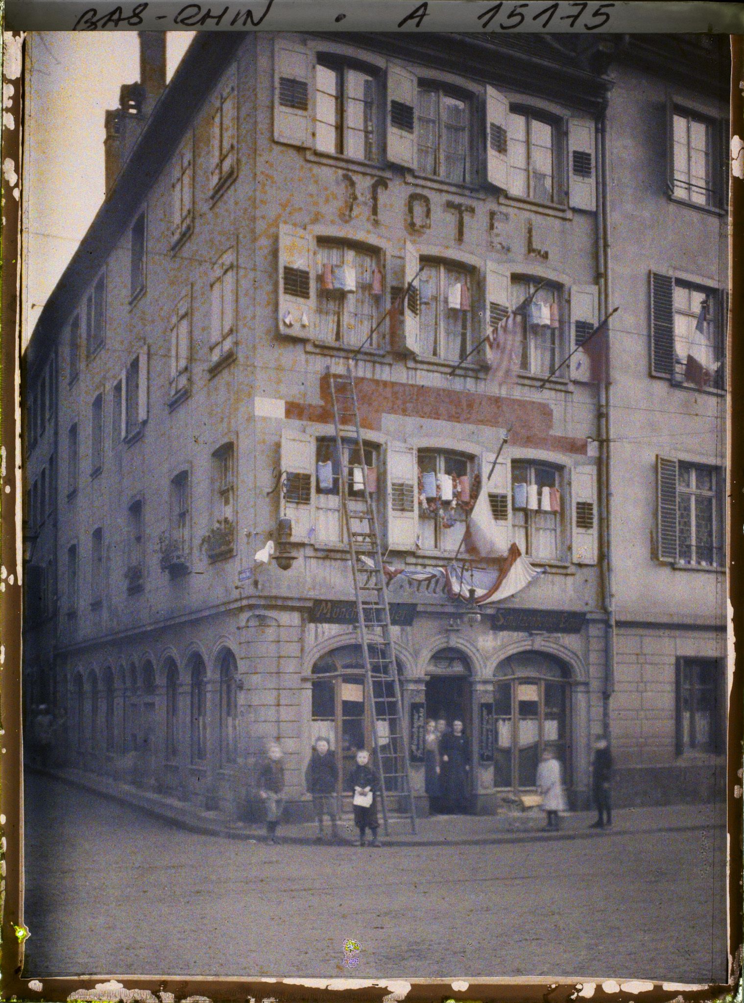 Image représentant France, Strasbourg, Une Maison quai des Bâteliers N°1, dont on change l'enseigne (Schiffleute Staden)