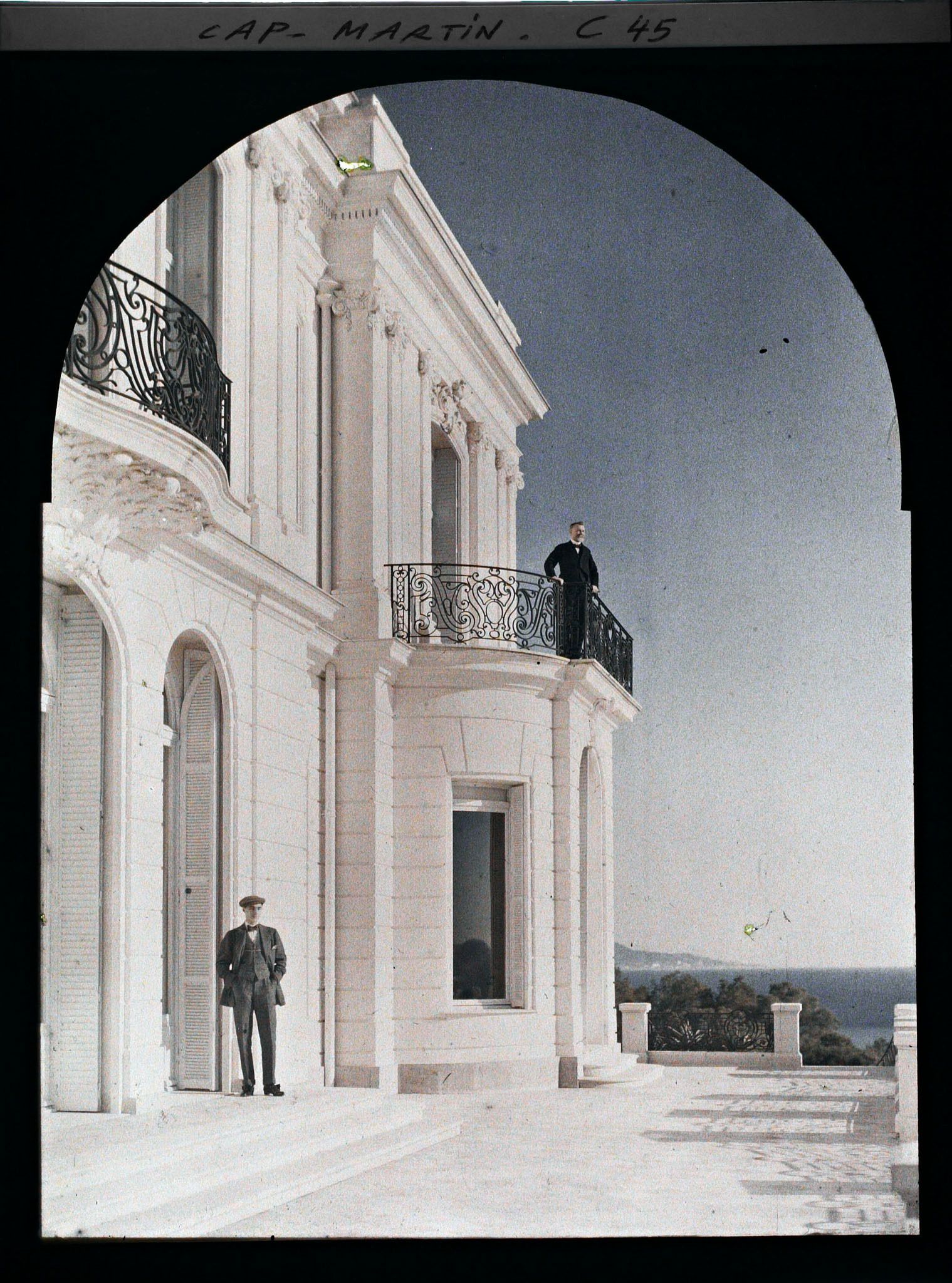 Image représentant Monsieur Bénac et son fils à la villa Kahn, encore appelée villa Zamir