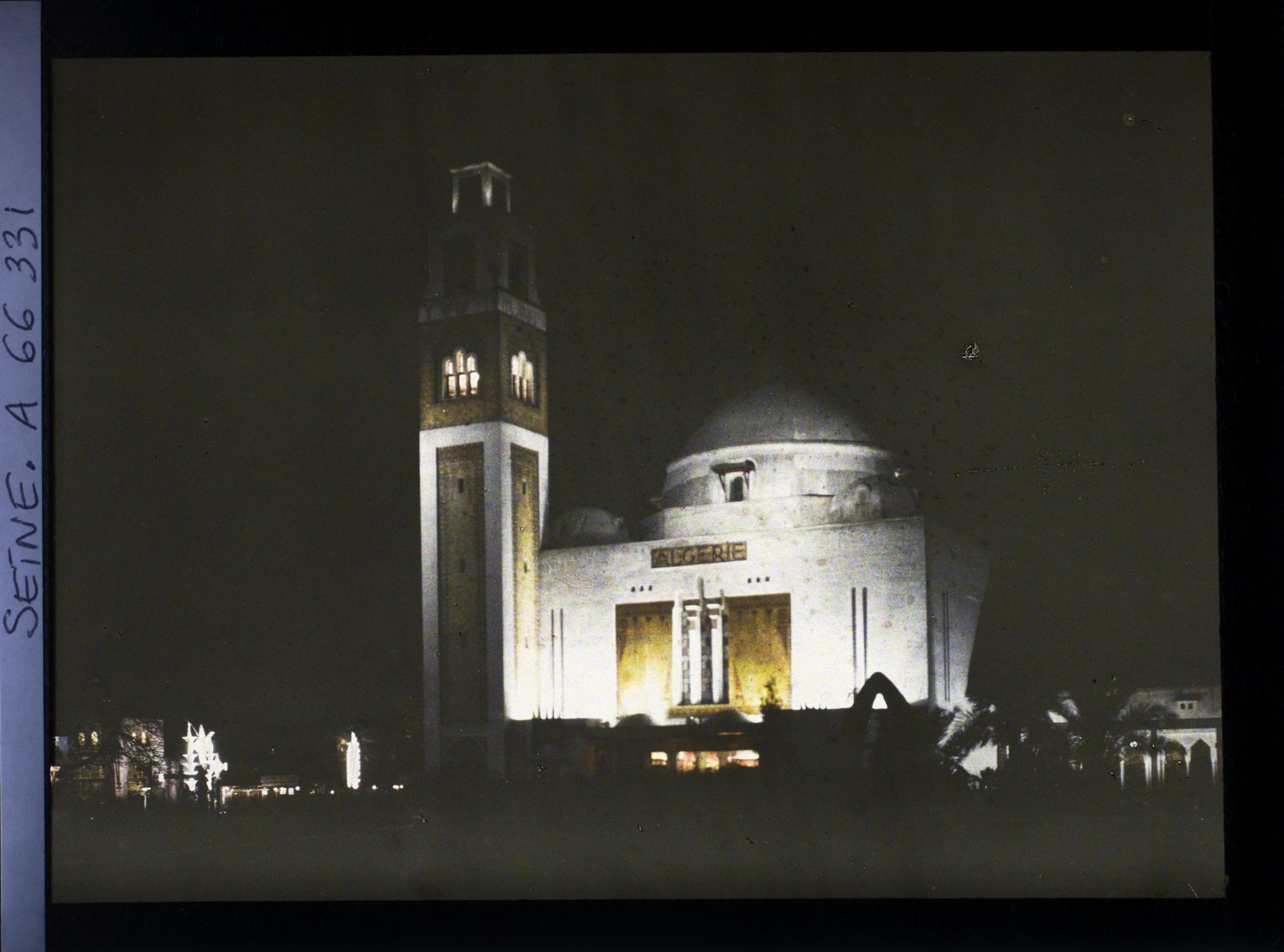 Image représentant L'Exposition Coloniale Internationale de 1931, les illuminations du pavillon de l'Algérie
