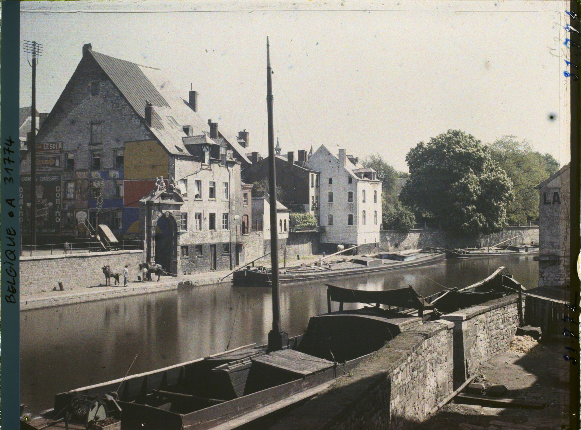 Image représentant Belgique, Namur, Vieilles maisons sur les bords de La Sambre