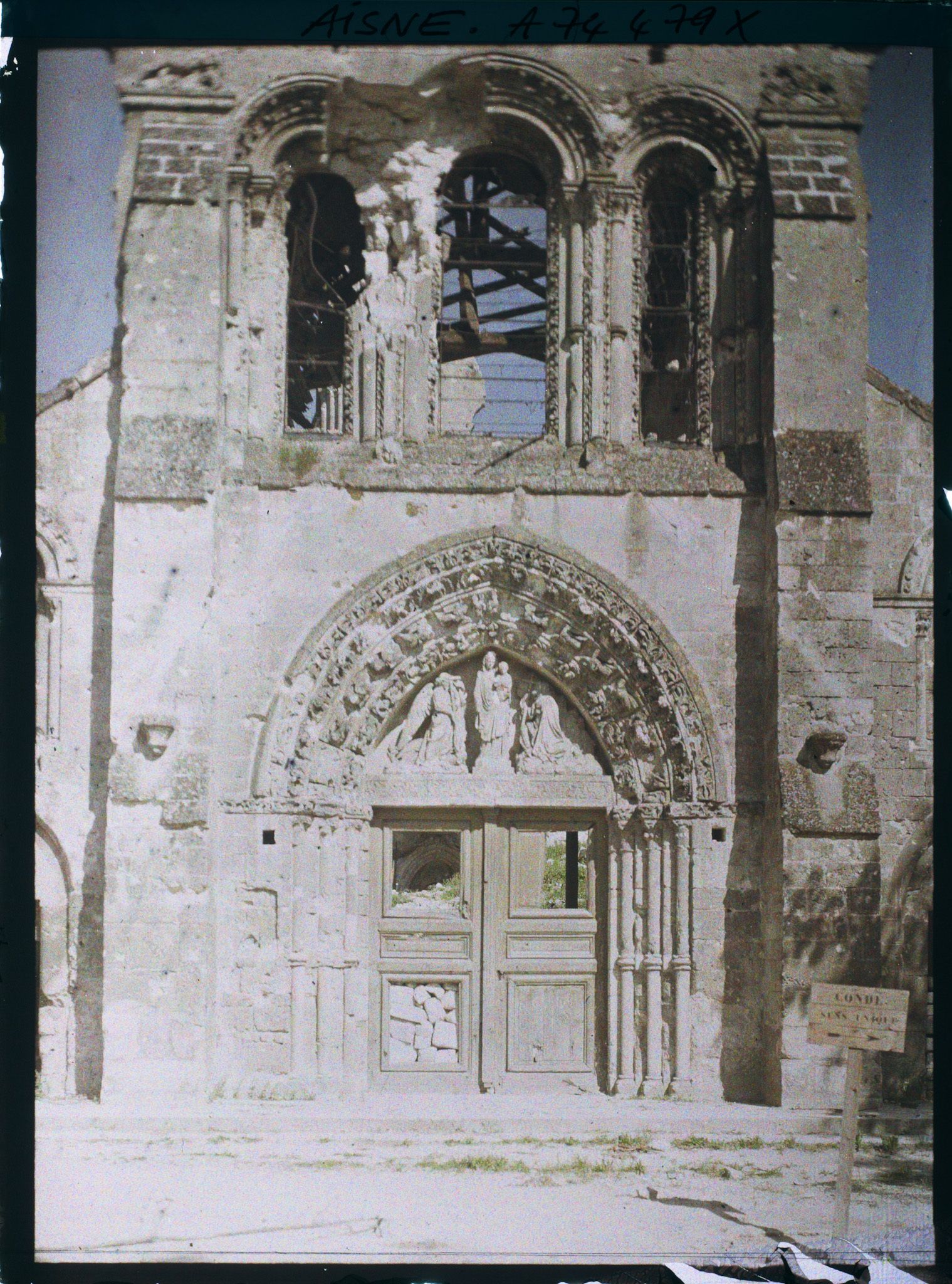 Image représentant La façade et le tympan de l'église en ruines