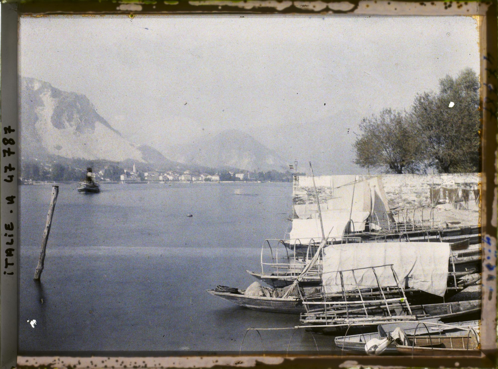 Image représentant Le port de l'île des pêcheurs (isola dei Pescatori)