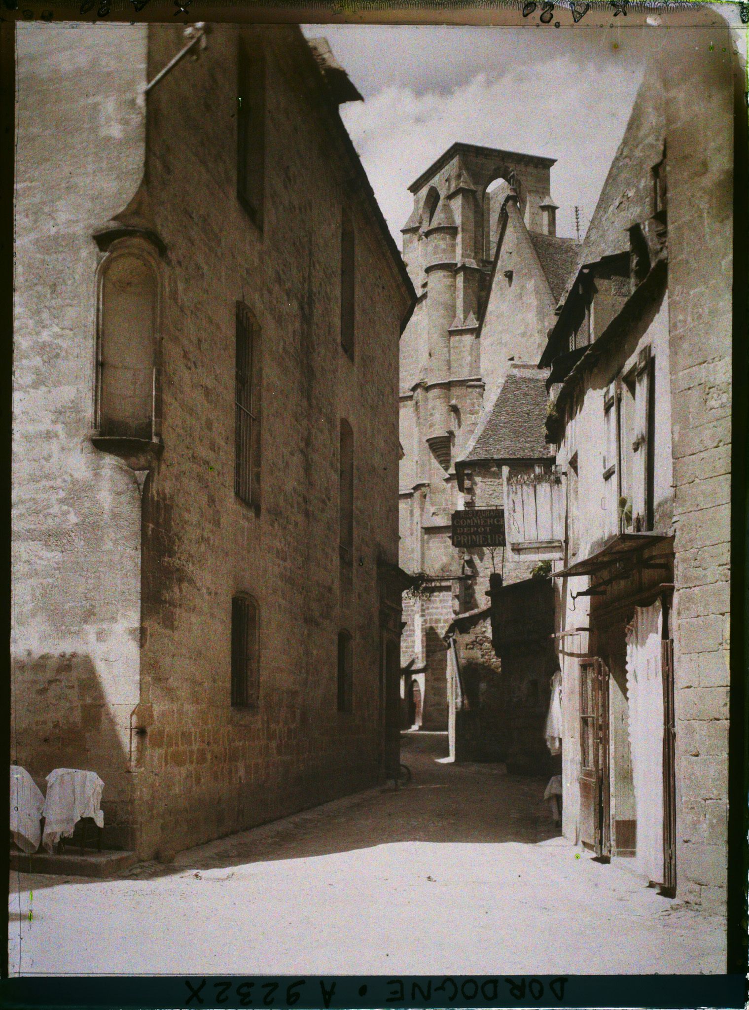 Image représentant France, Sarlat, Rue sans nom, au fond l'Hotel des Postes et Télegraphes, ancienne Eglise