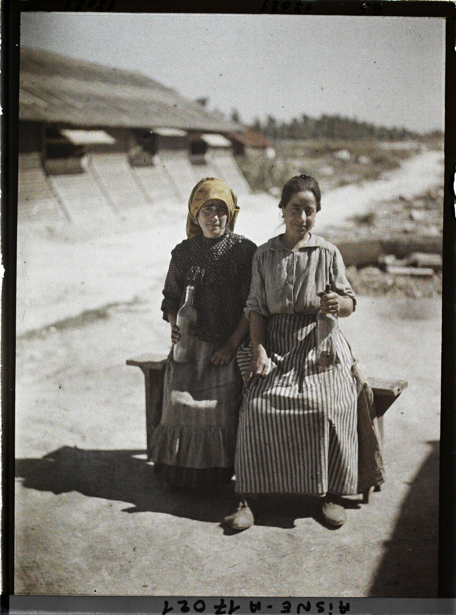 Image représentant France, Berry au Bac, Deux femmes Portugaises travaillant à la Sucrerie
