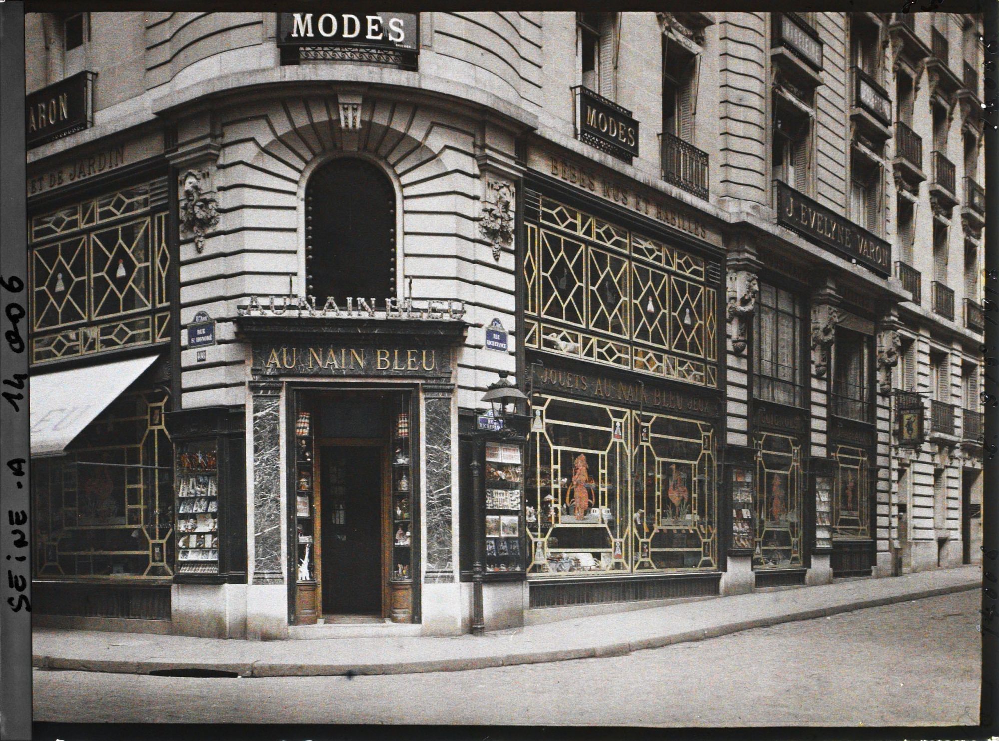 Image représentant Vitrines du magasin Au nain bleu protégées contre les bombarderments rue St-Honoré et Richepance (devenue la rue du Chevalier-de-St-Georges)