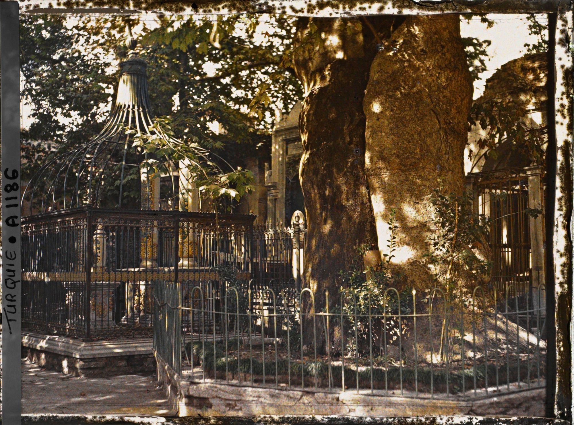 Image représentant Tombeaux dans le cimetière de l'Eyüp Sultan Camii ("Grande Mosquée d'Eyüp")