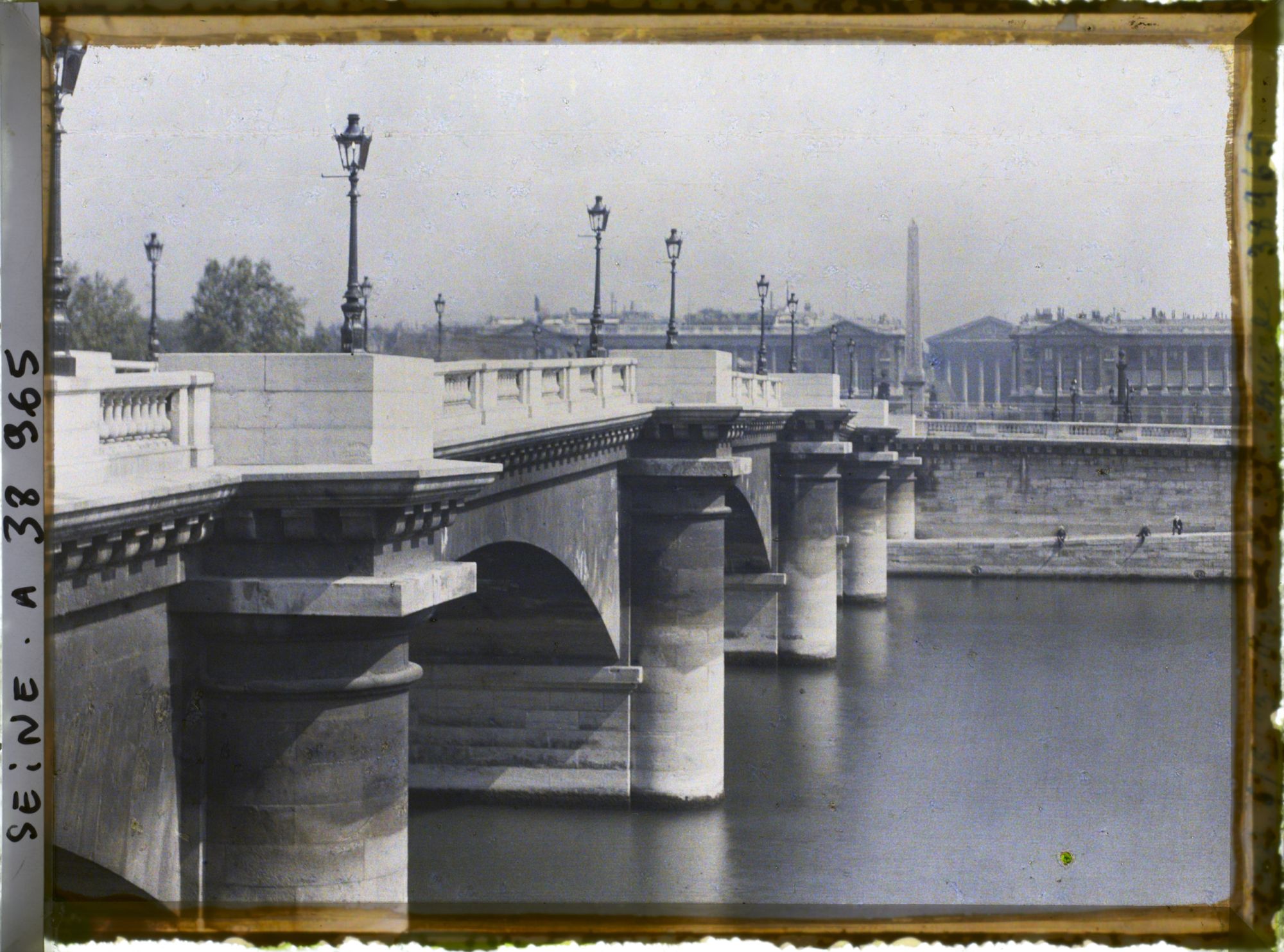 Image représentant Le pont et la place de la Concorde