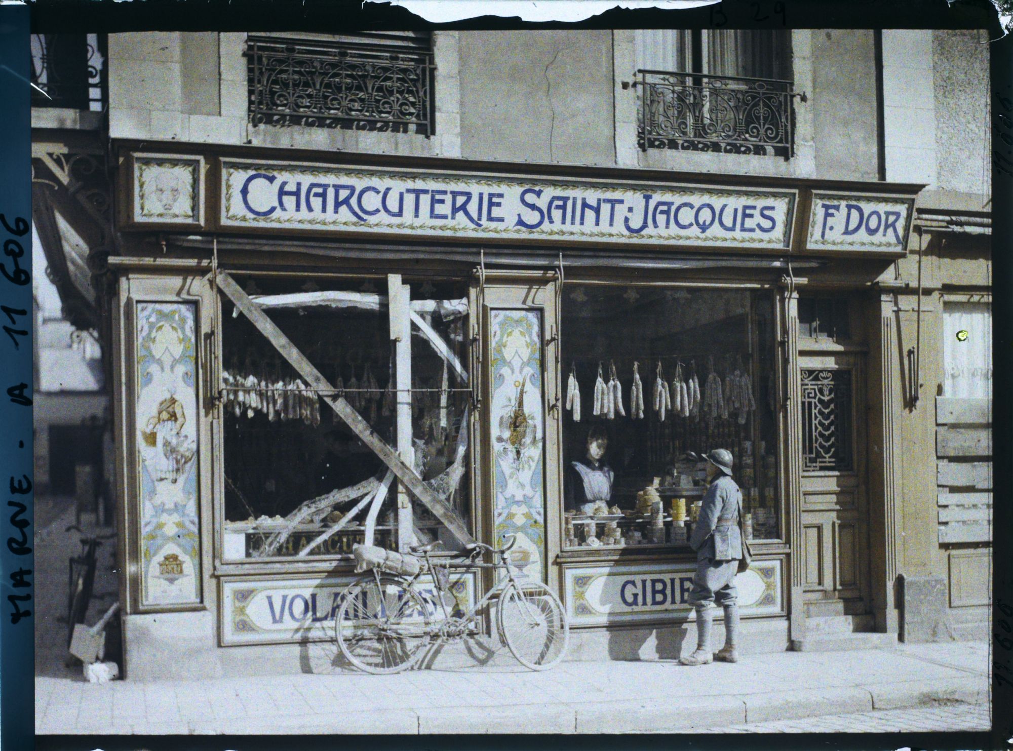 Image représentant Devanture de la charcuterie Saint-Jacques, bien ravitaillée