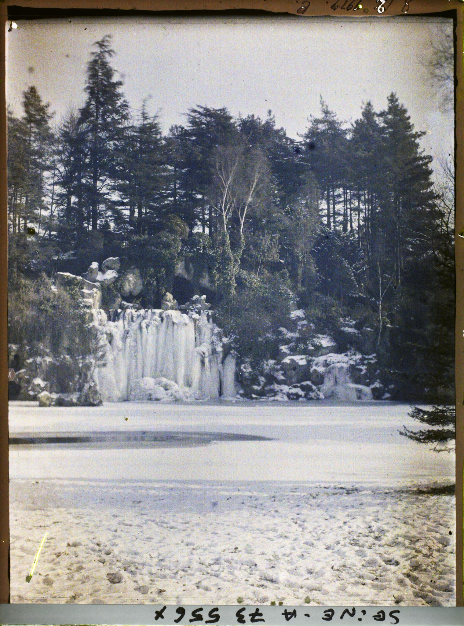Image représentant Cascade gelée au bois de Boulogne