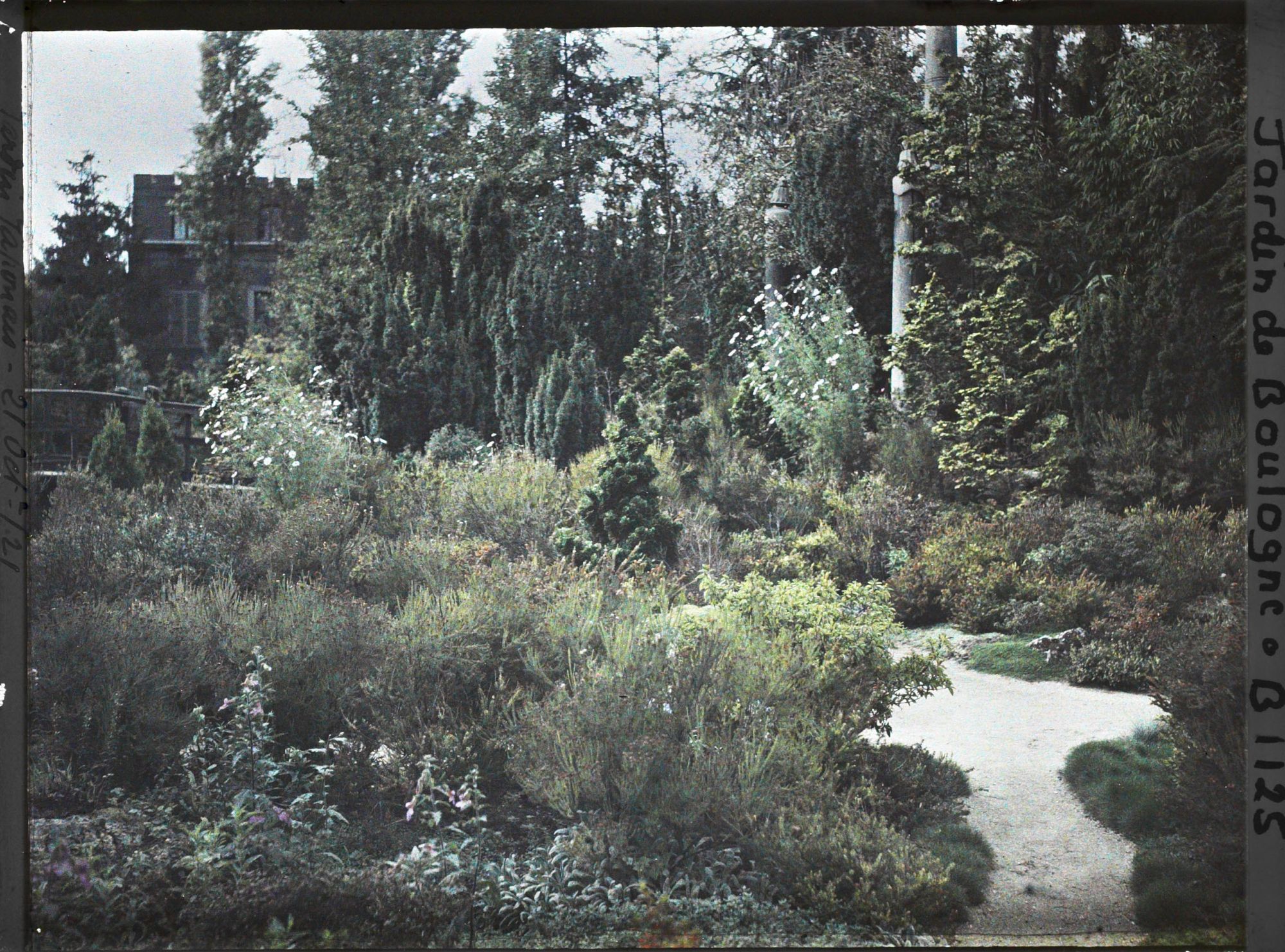 Image représentant Rocaille située près du sorinto et d'un pont du " sanctuaire japonais " ; vue en direction du quai