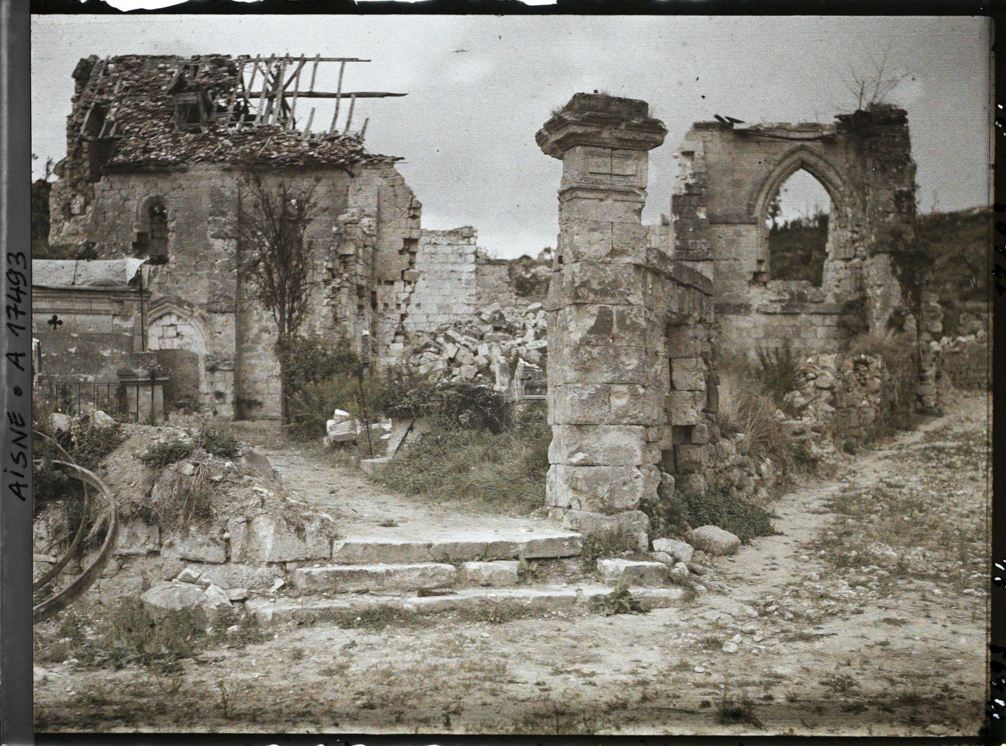 Image représentant France, Sancy, Ruines de l'Eglise vues de l'entrée du Cimetière
