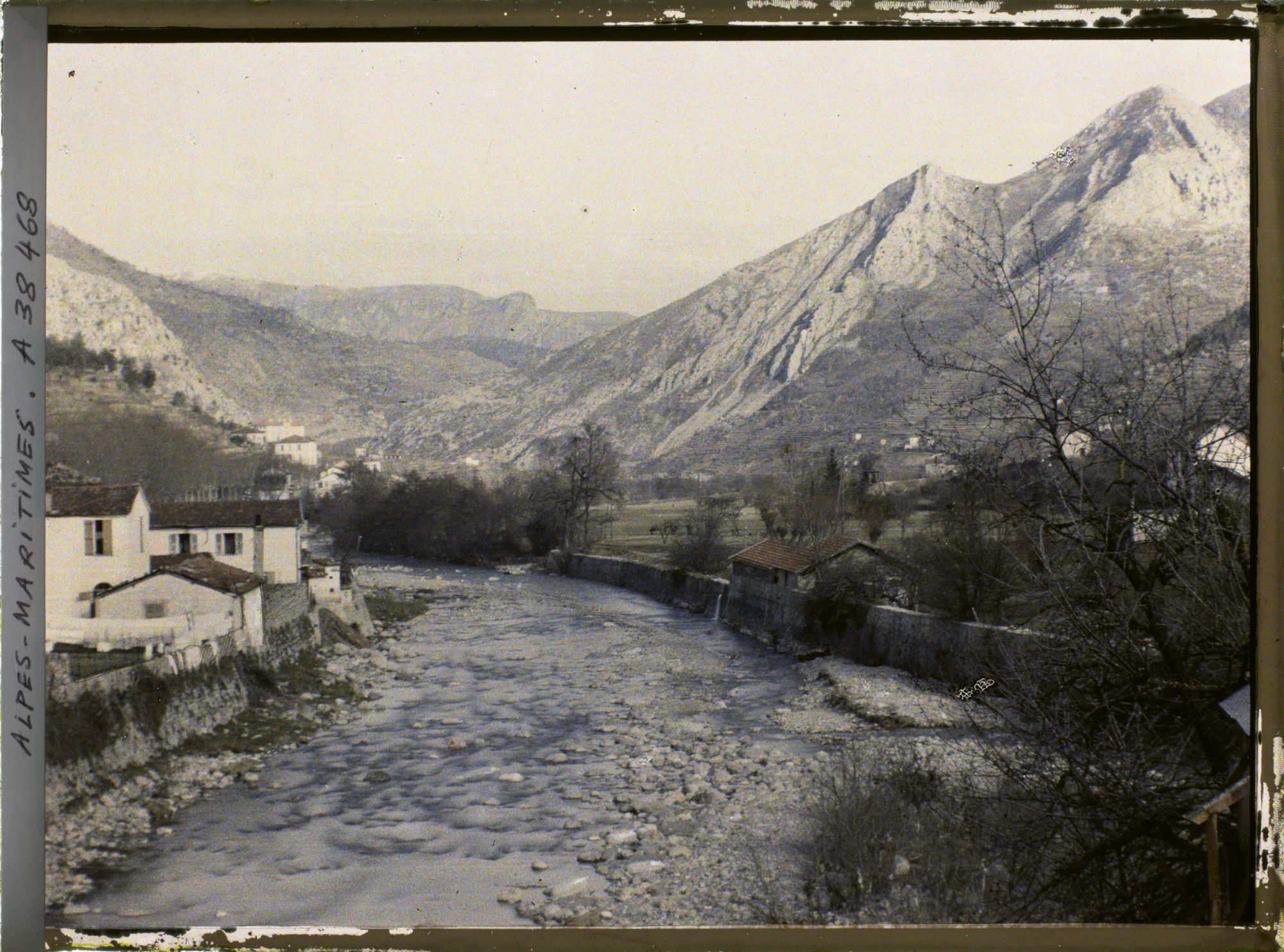 Image représentant La Bévéra traversant le village