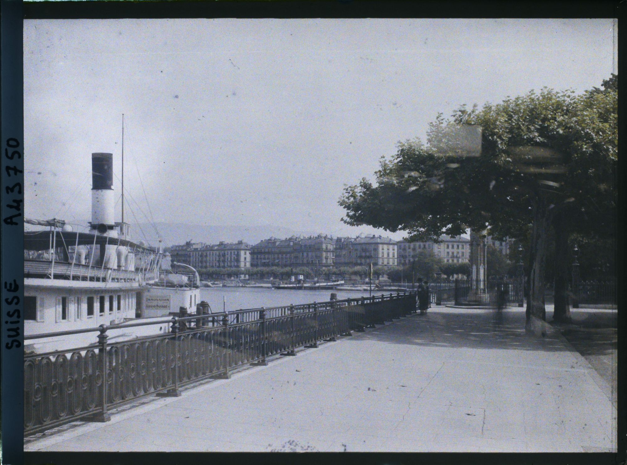 Image représentant Un bateau de la CGN à l'embarcadère du Jardin Anglais