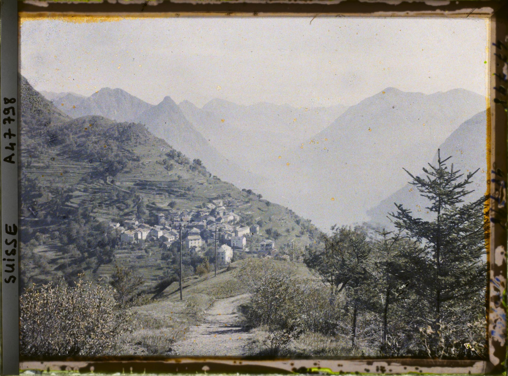 Image représentant Le village de Brè vu du chemin qui mène au Monte Brè et le lac de Lugano
