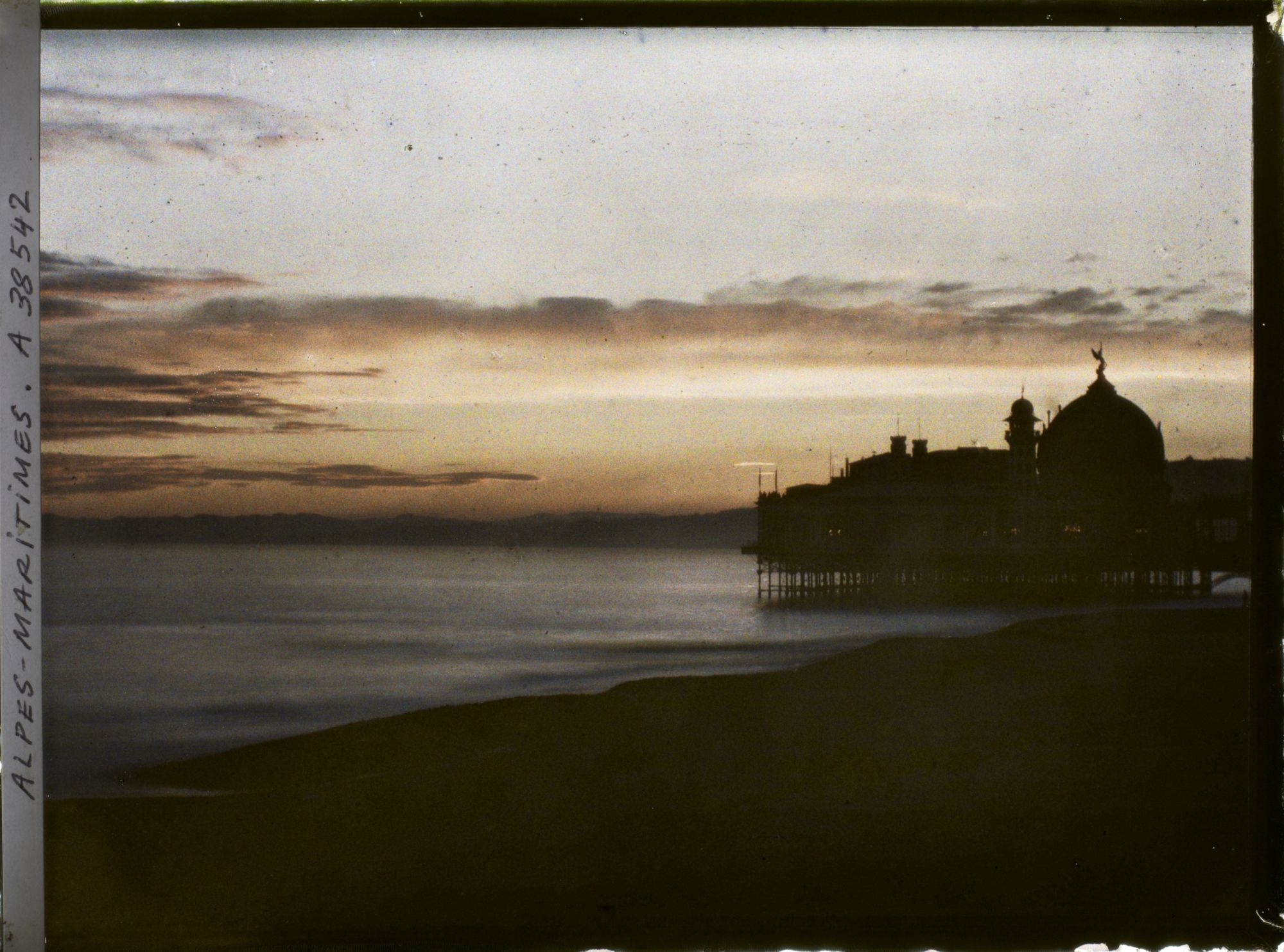 Image représentant Le casino se dessinant à contre-jour dans le coucher de soleil