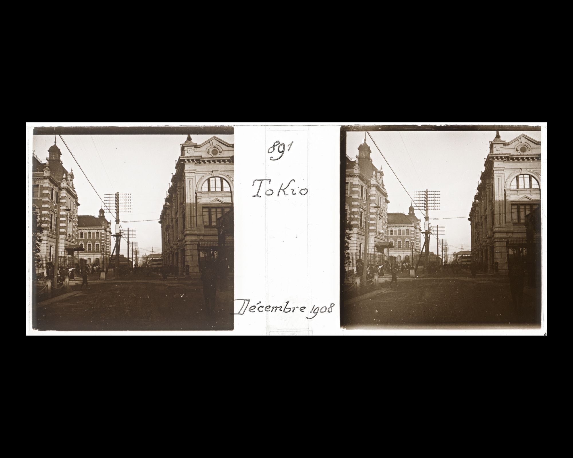 Image représentant Le bâtiment de la Mitsui Bank (à gauche) dans le quartier de Nihonbashi