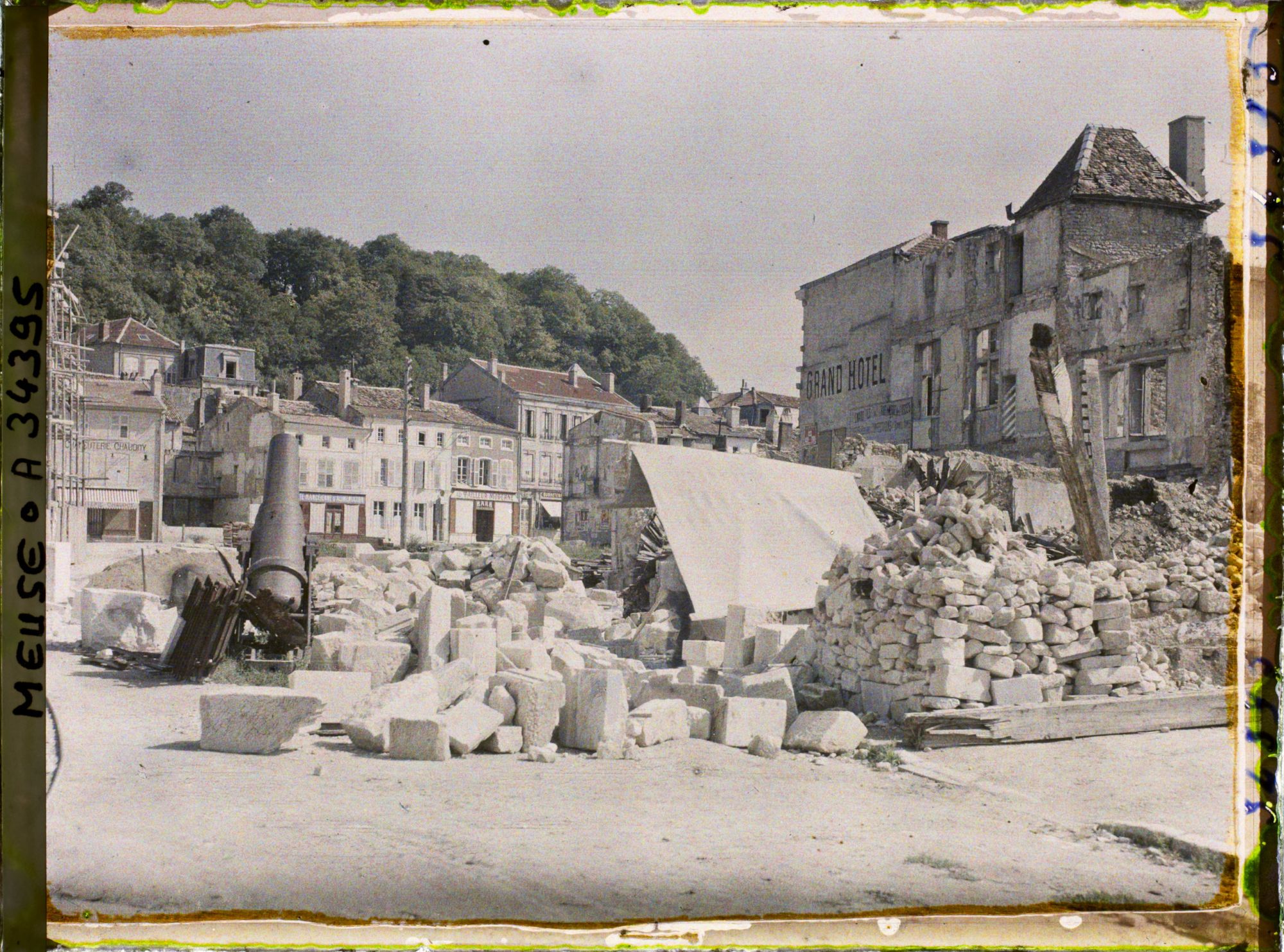 Image représentant France, St Mihiel, Reconstructions place des Halles