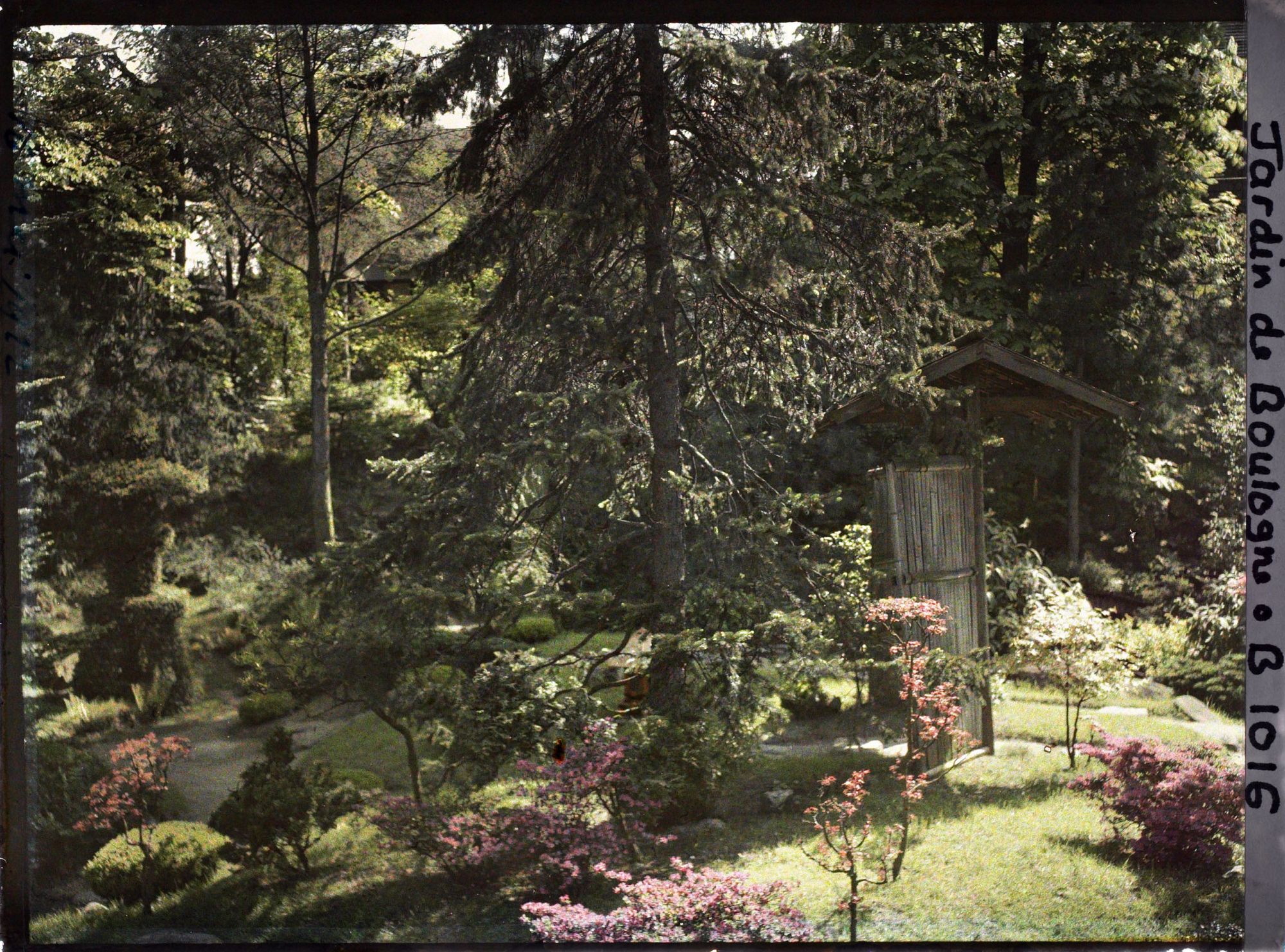 Image représentant Porte et lanterne végétale du " village japonais " dans un paysage proche du " sanctuaire japonais "